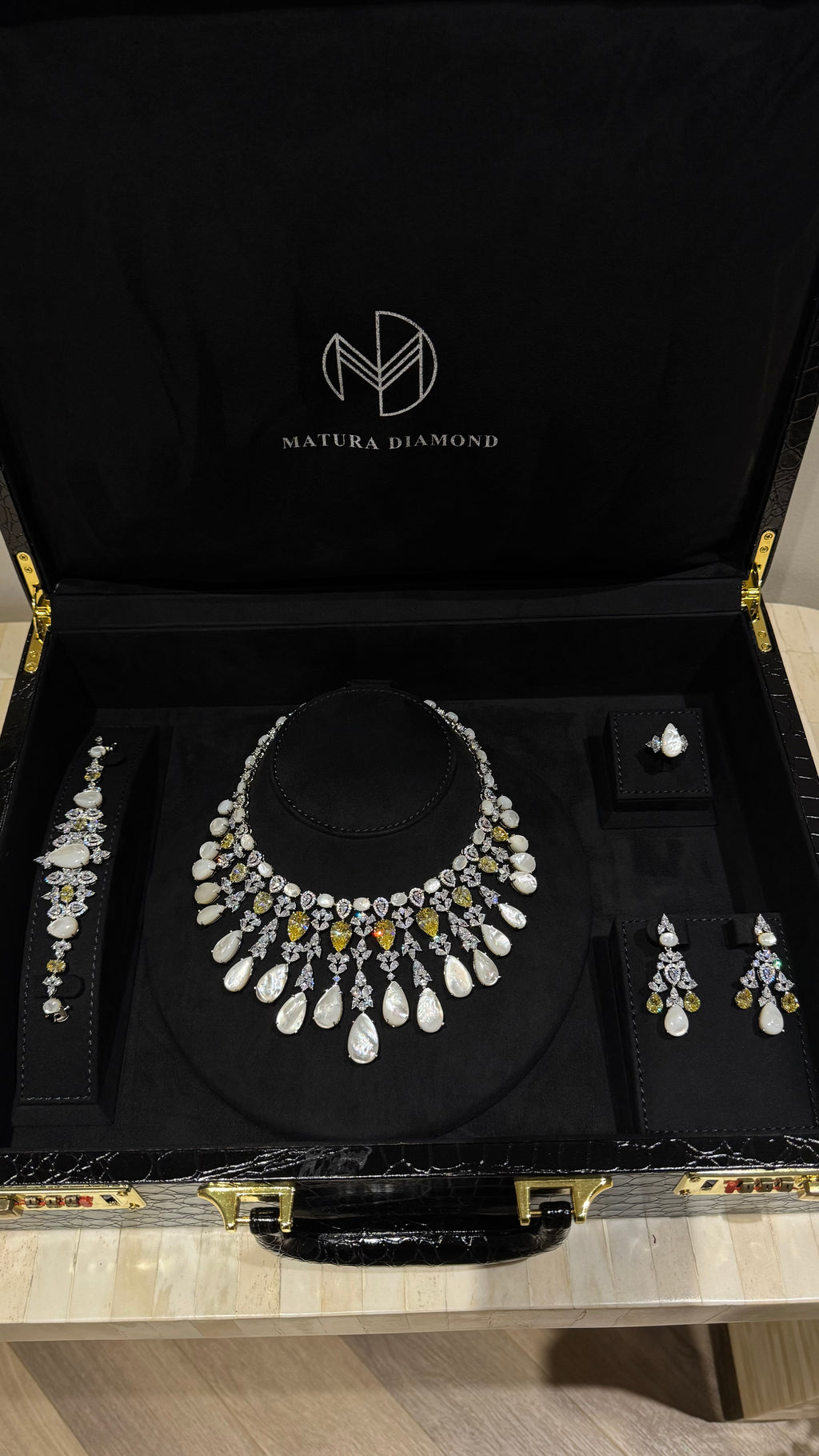 DEIRA | MO PEARL & WHITE