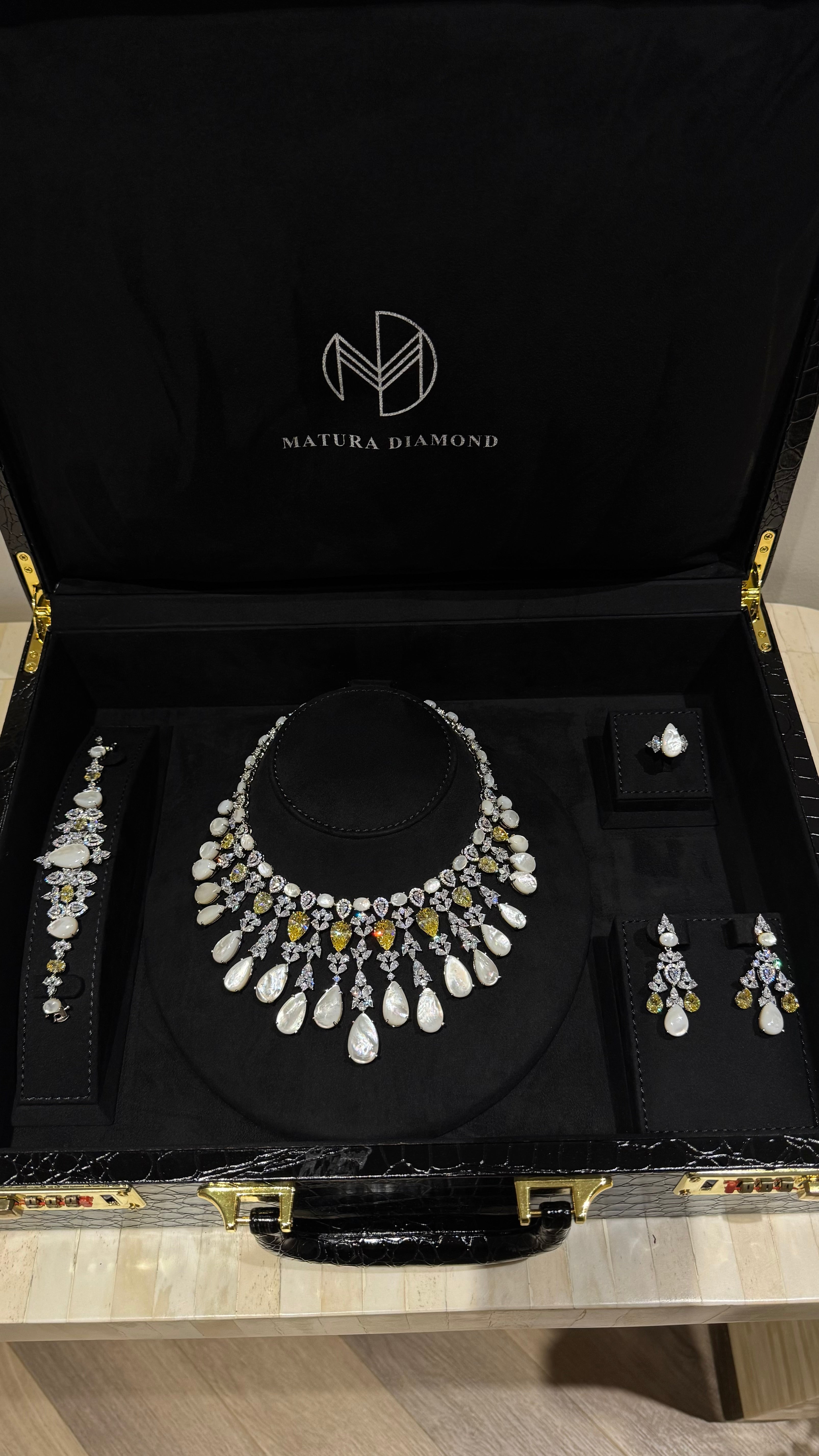 DEIRA | MO PEARL & WHITE