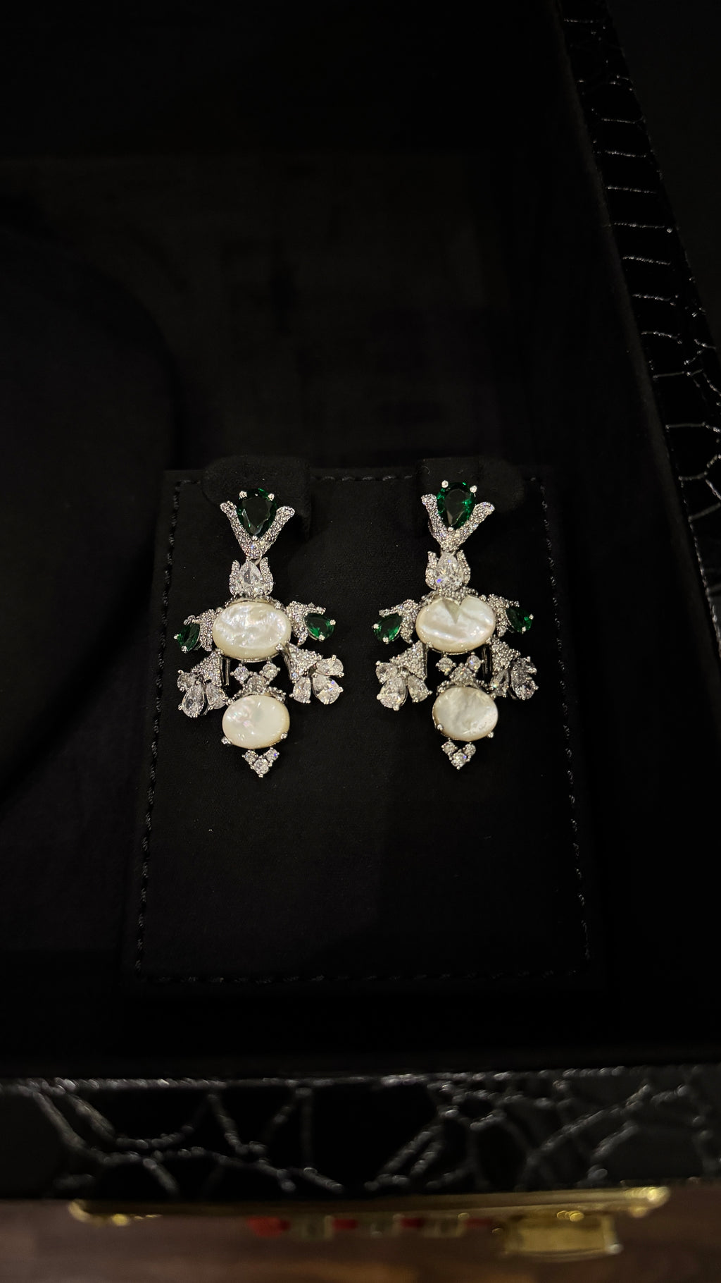 NEW J | MO PEARL & WHITE