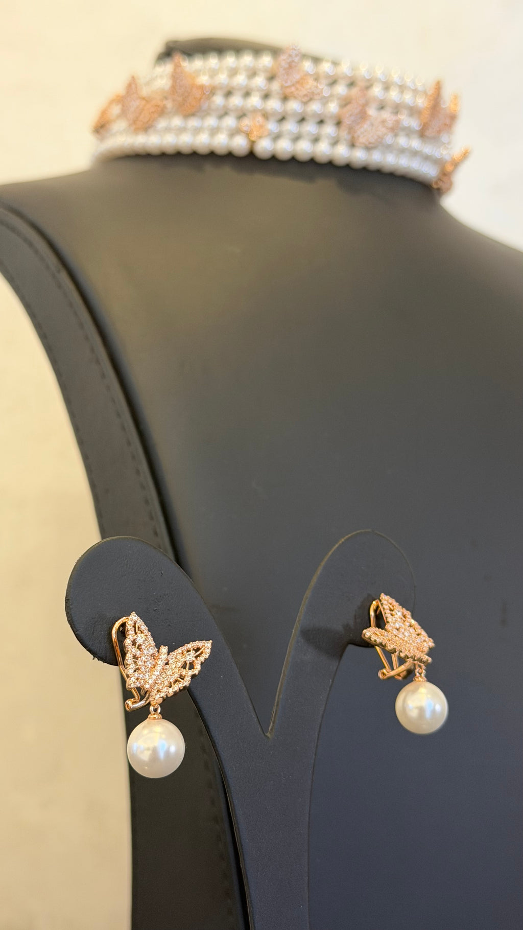 BUTTERFLY CHOKER (NO RING) | PEARLS