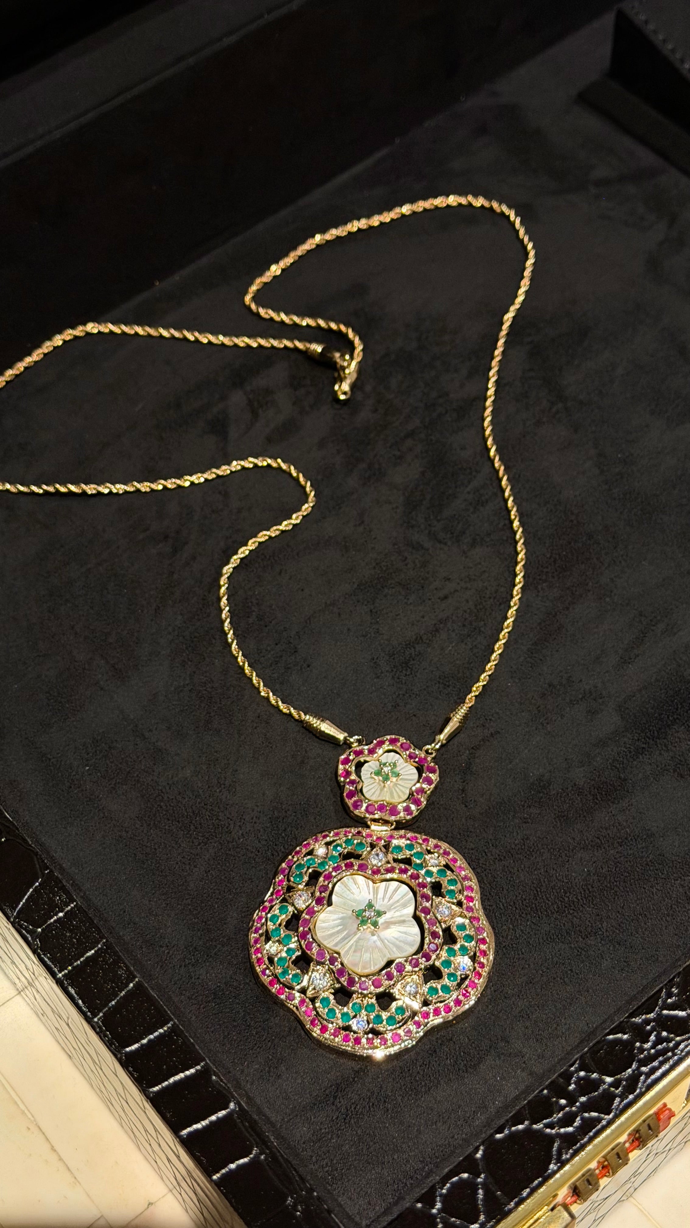 NO.047 | RED & GREEN