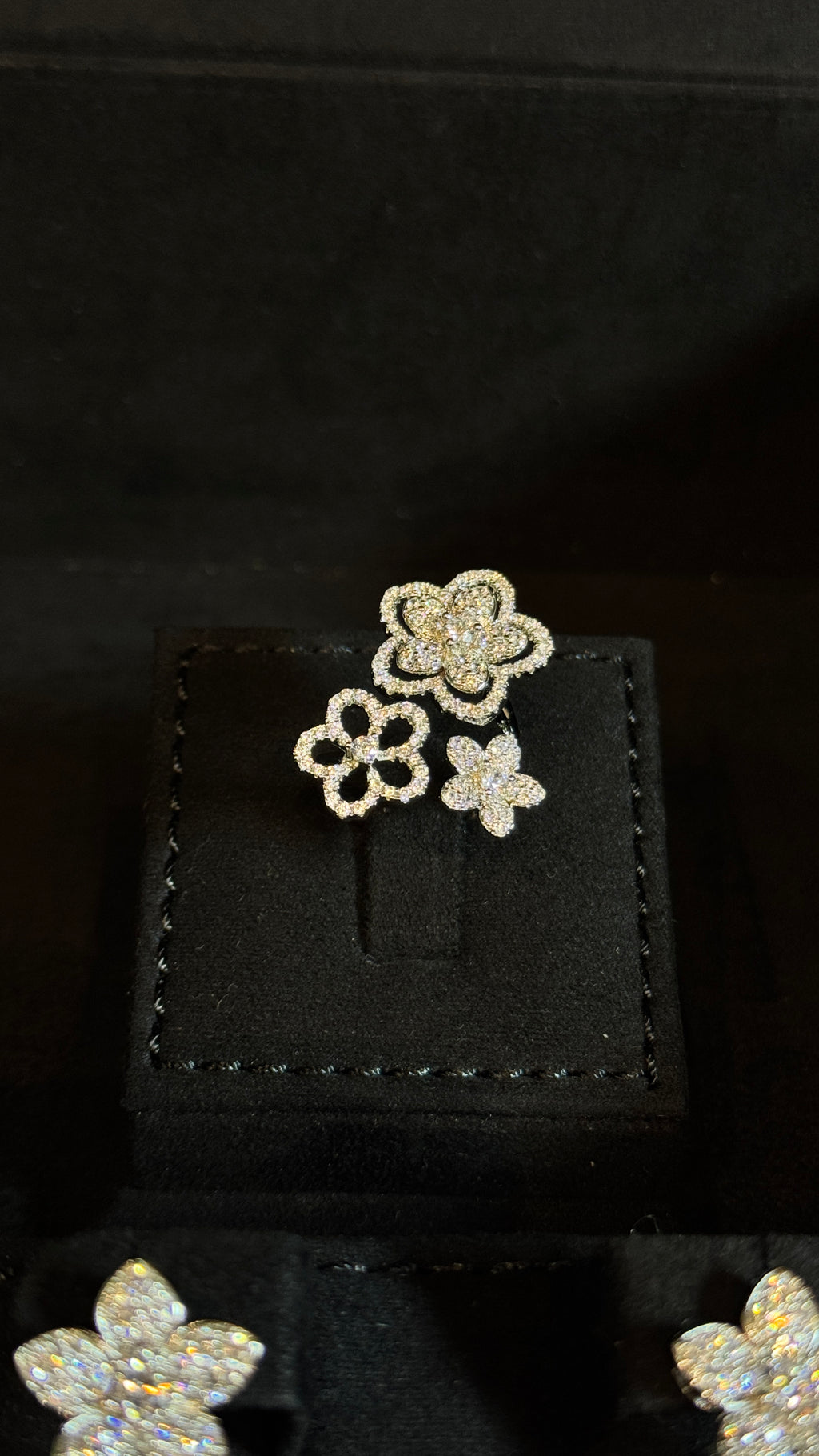 FL12 | WHITE & FLOWERS