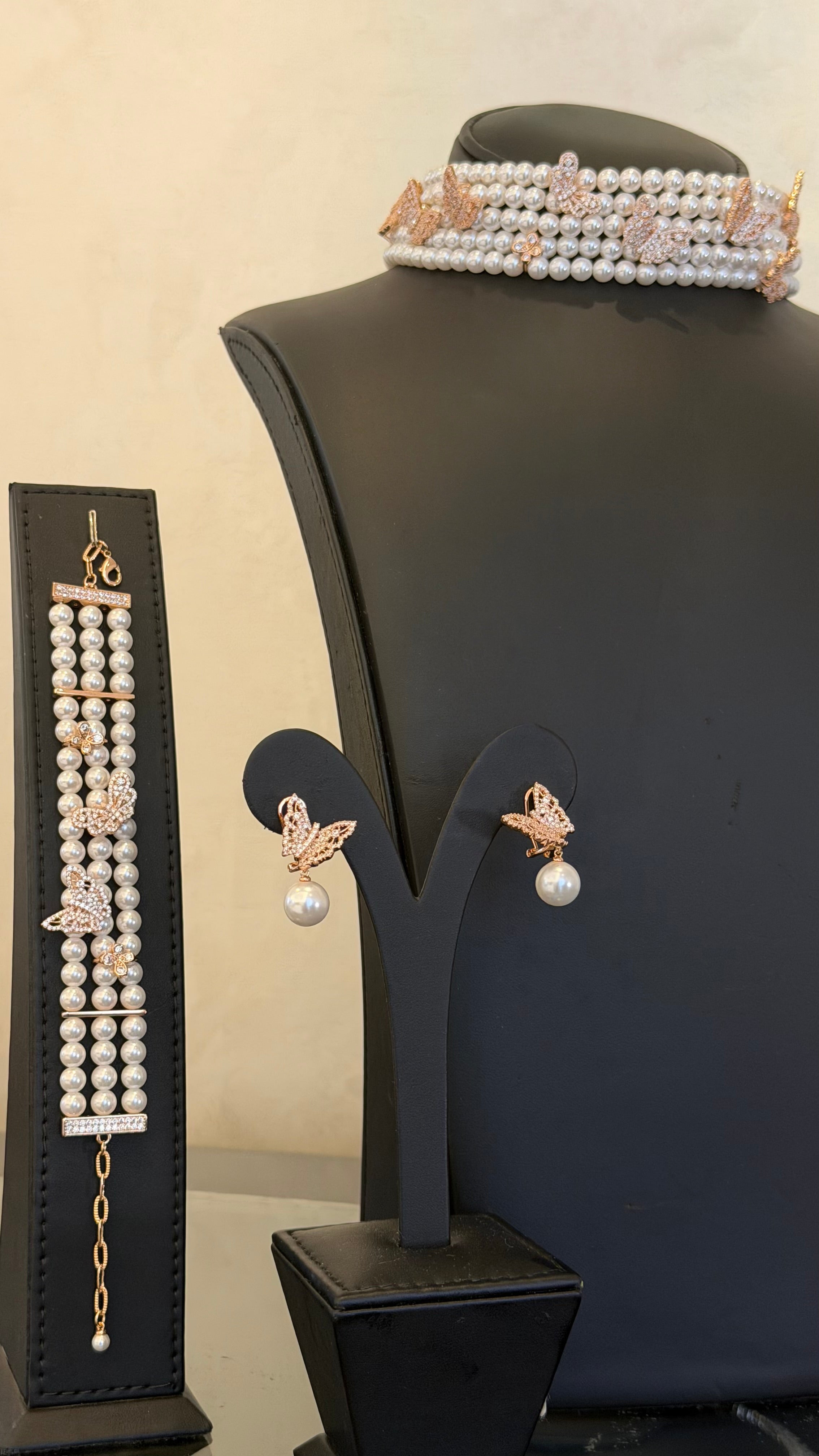 BUTTERFLY CHOKER (NO RING) | PEARLS