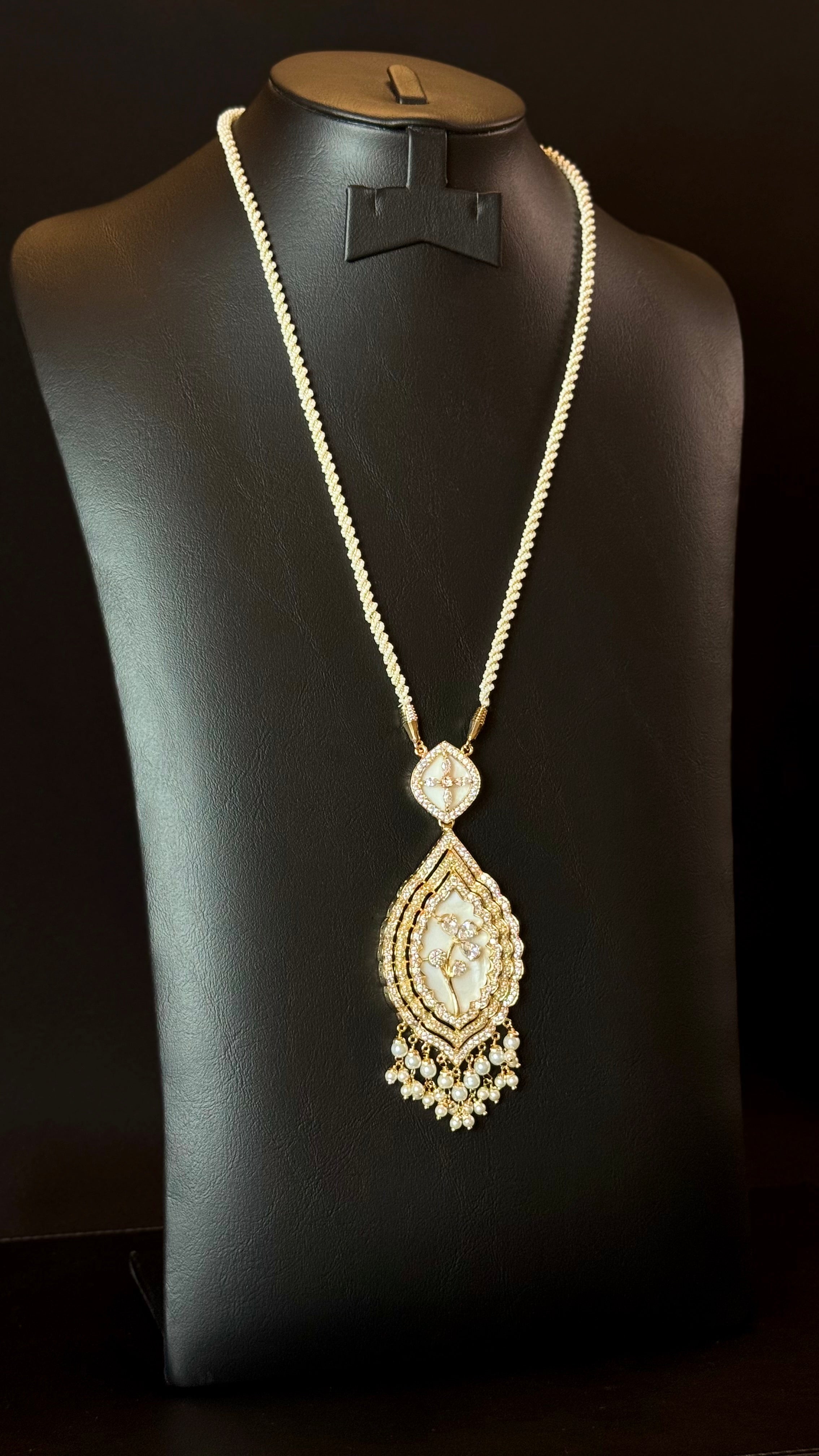NO.017 | WHITE & GOLDEN