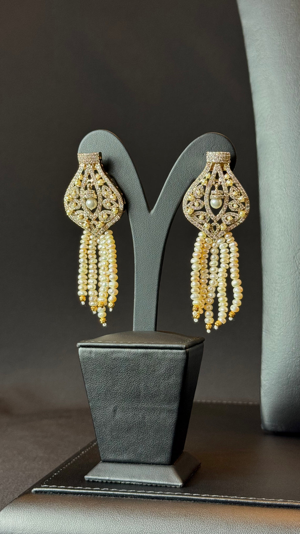 MZON | PEARLS & WHITE