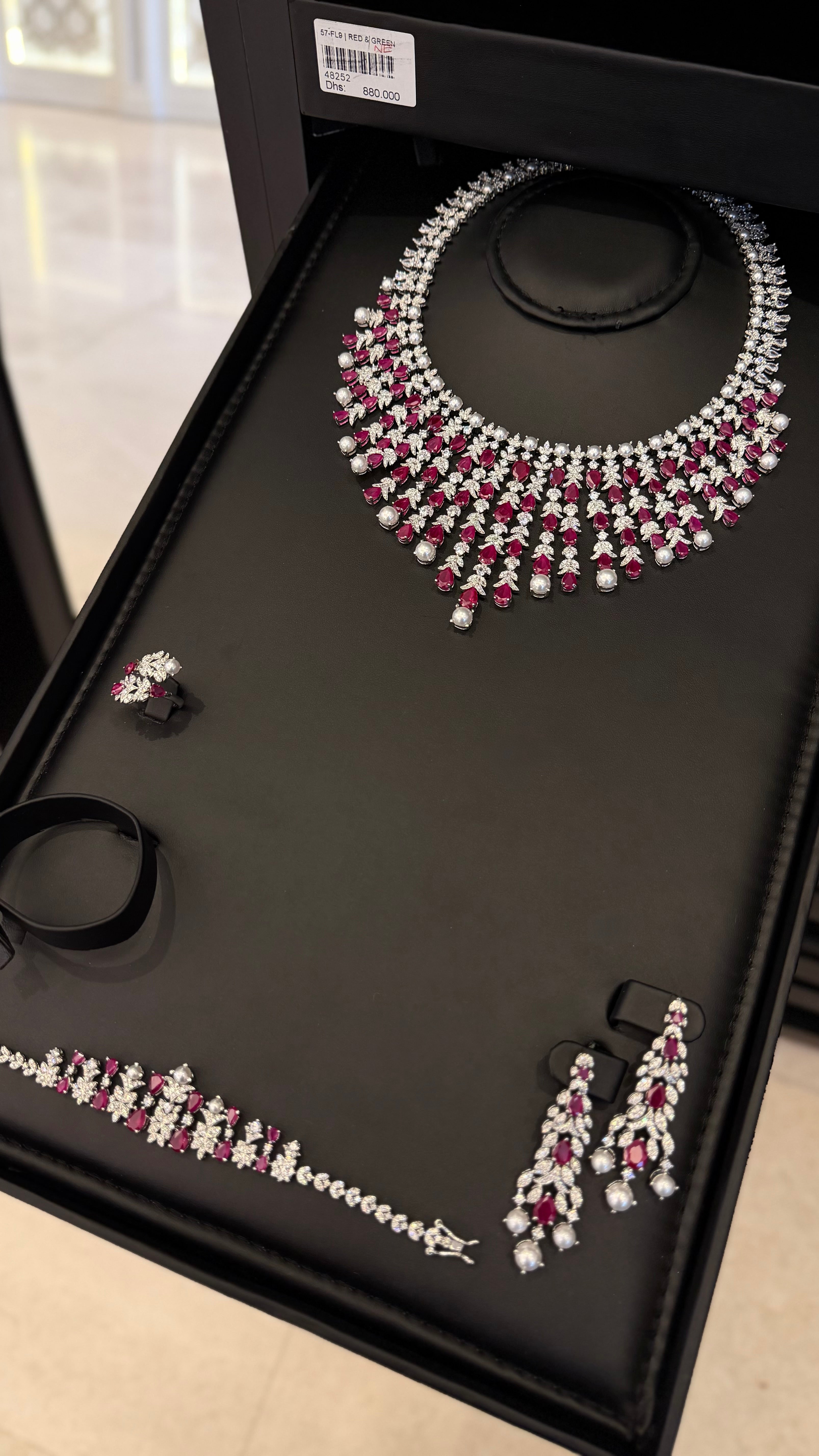 ALMARR | PEARLS & RED