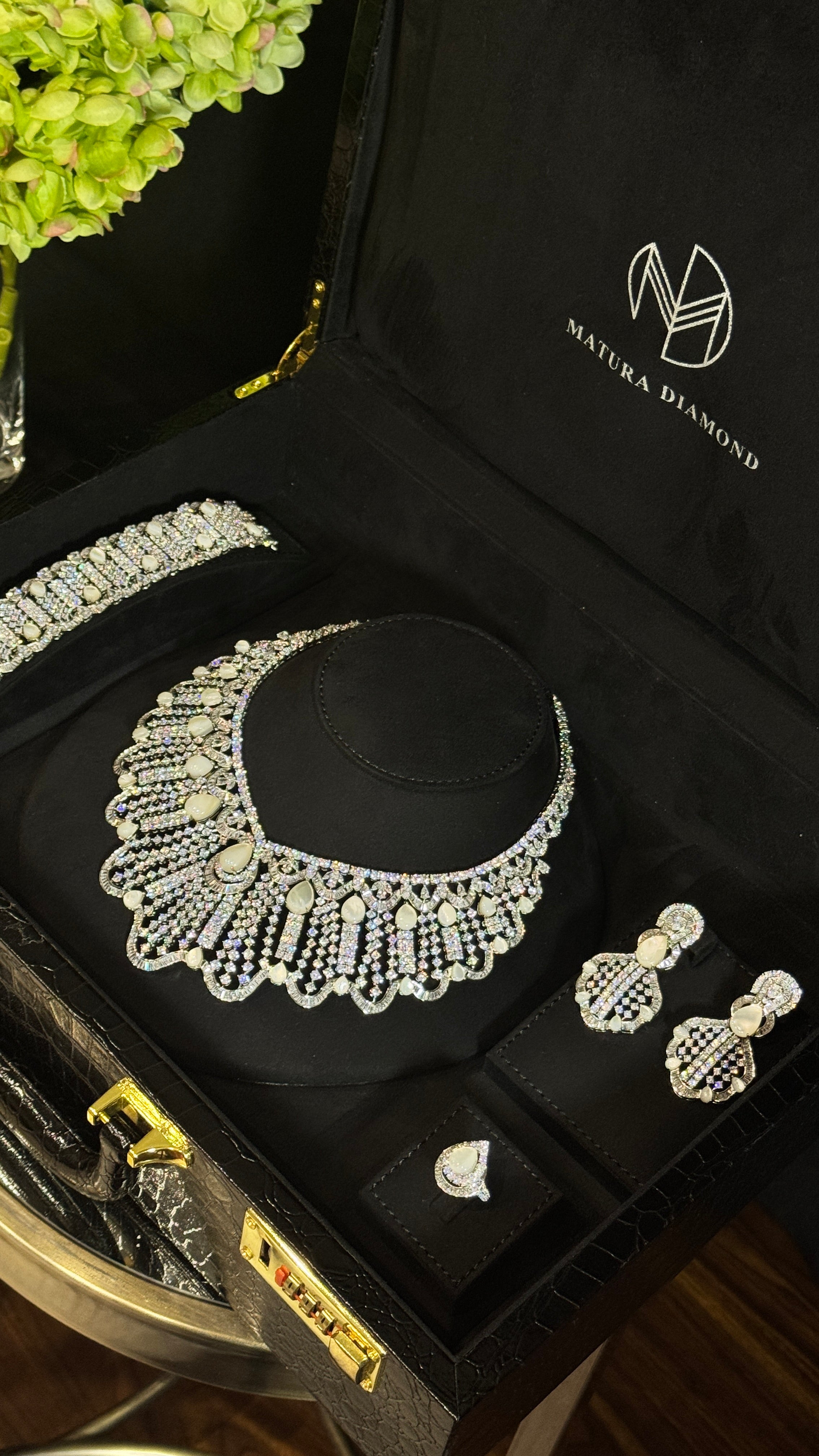 SHIAB ALASHKHAR | MO PEARL & WHITE