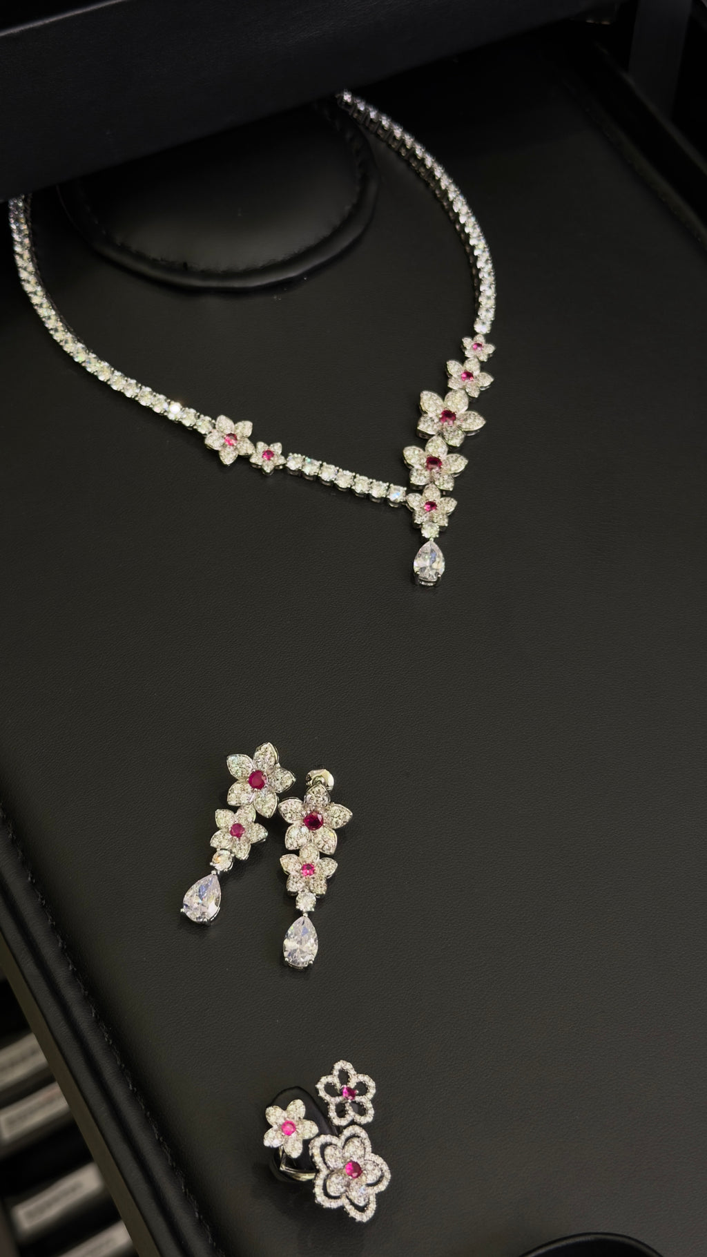 FL12 | RED & FLOWERS