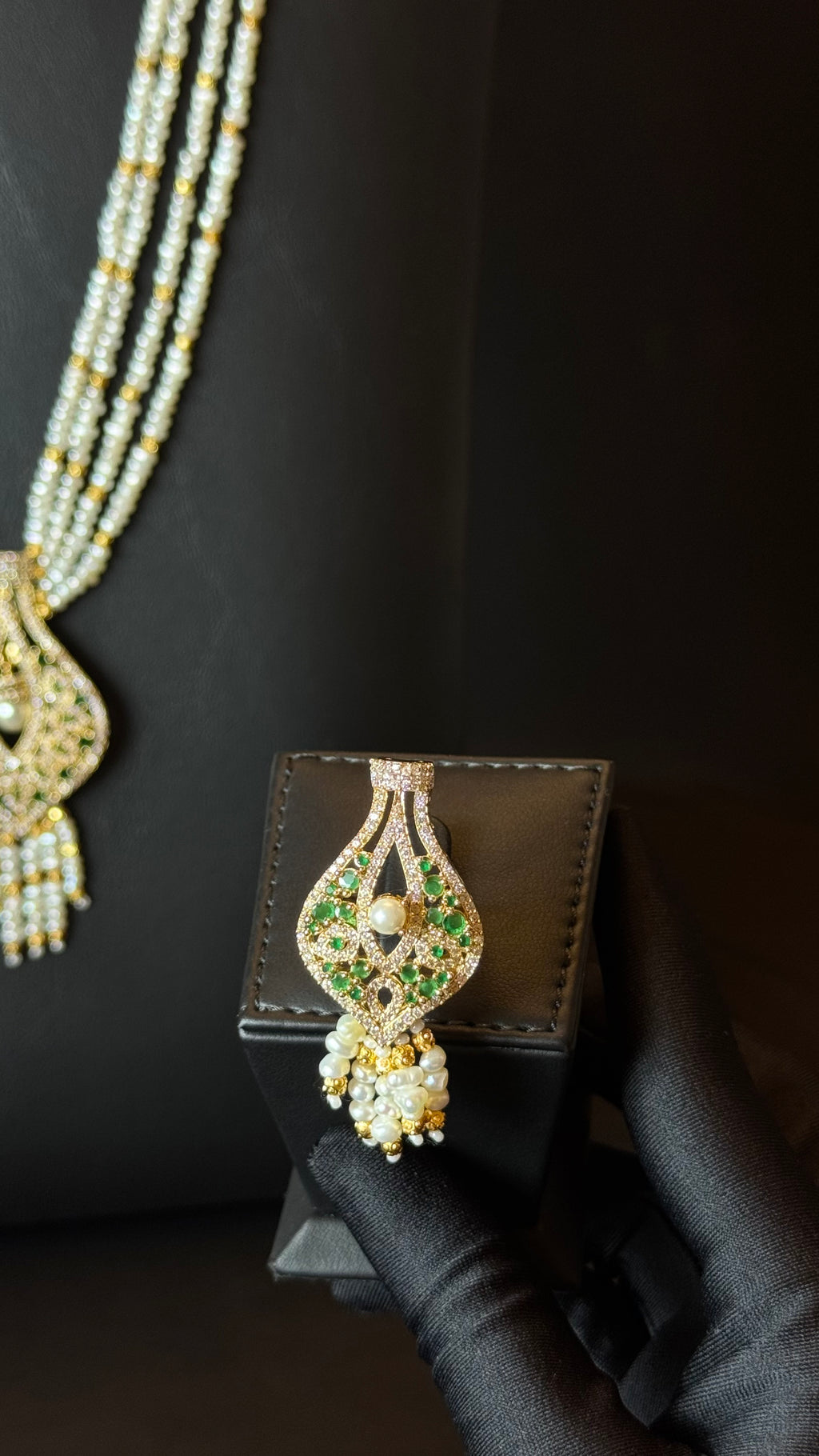 MZON | PEARLS & GREEN