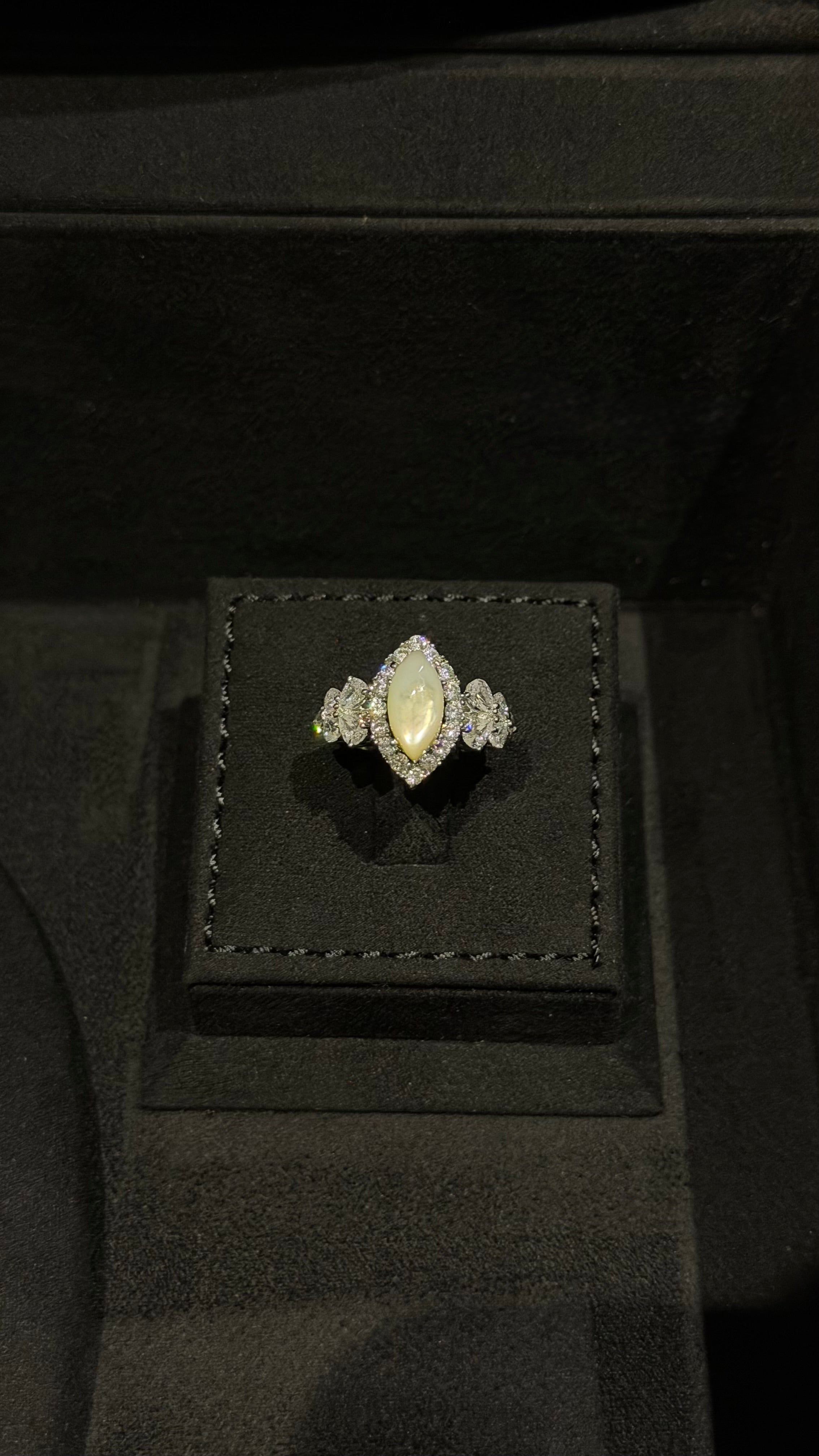 ALMAQAM | MO PEARL & WHITE