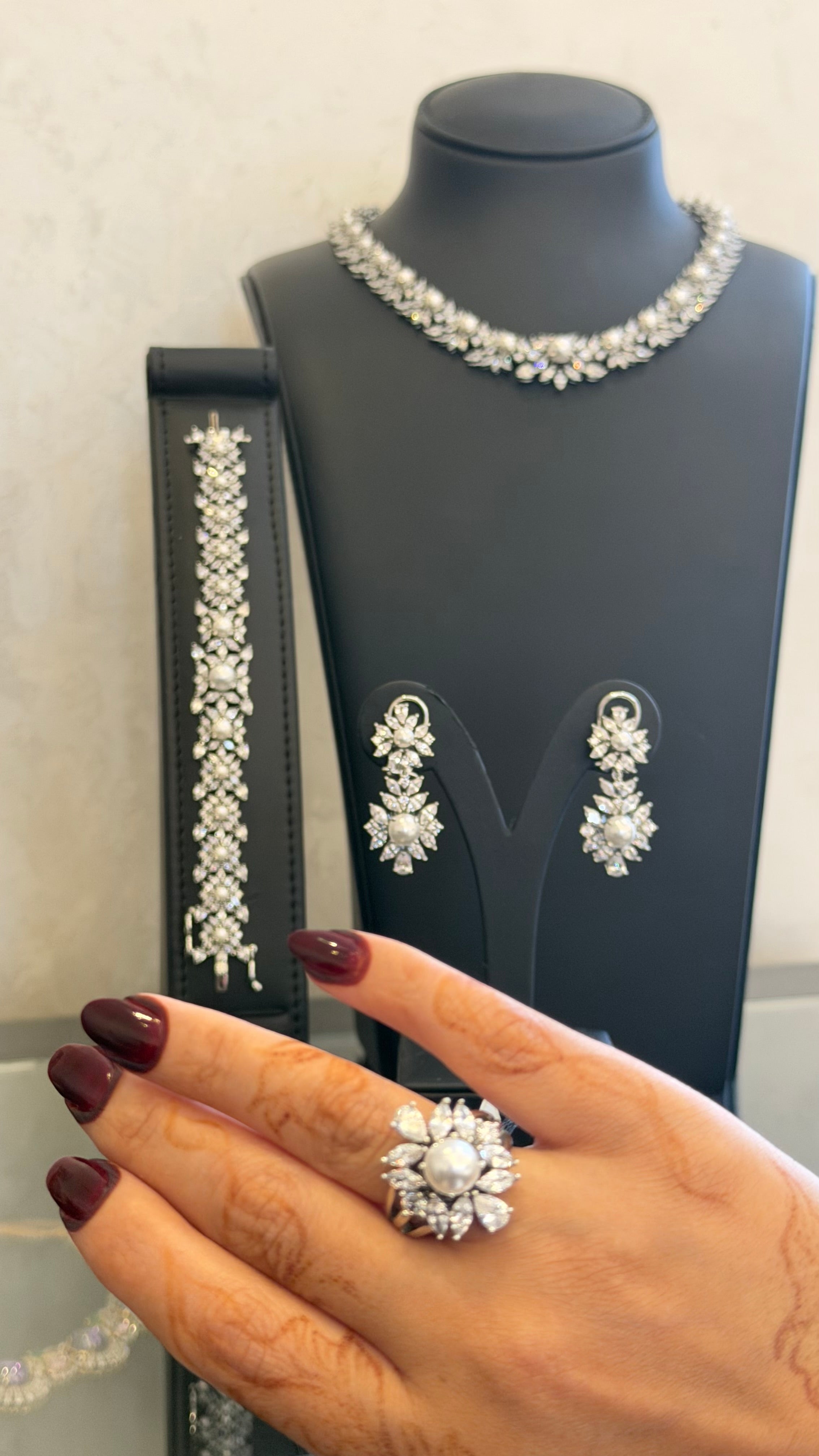 CHOKER WRD | PEARLS