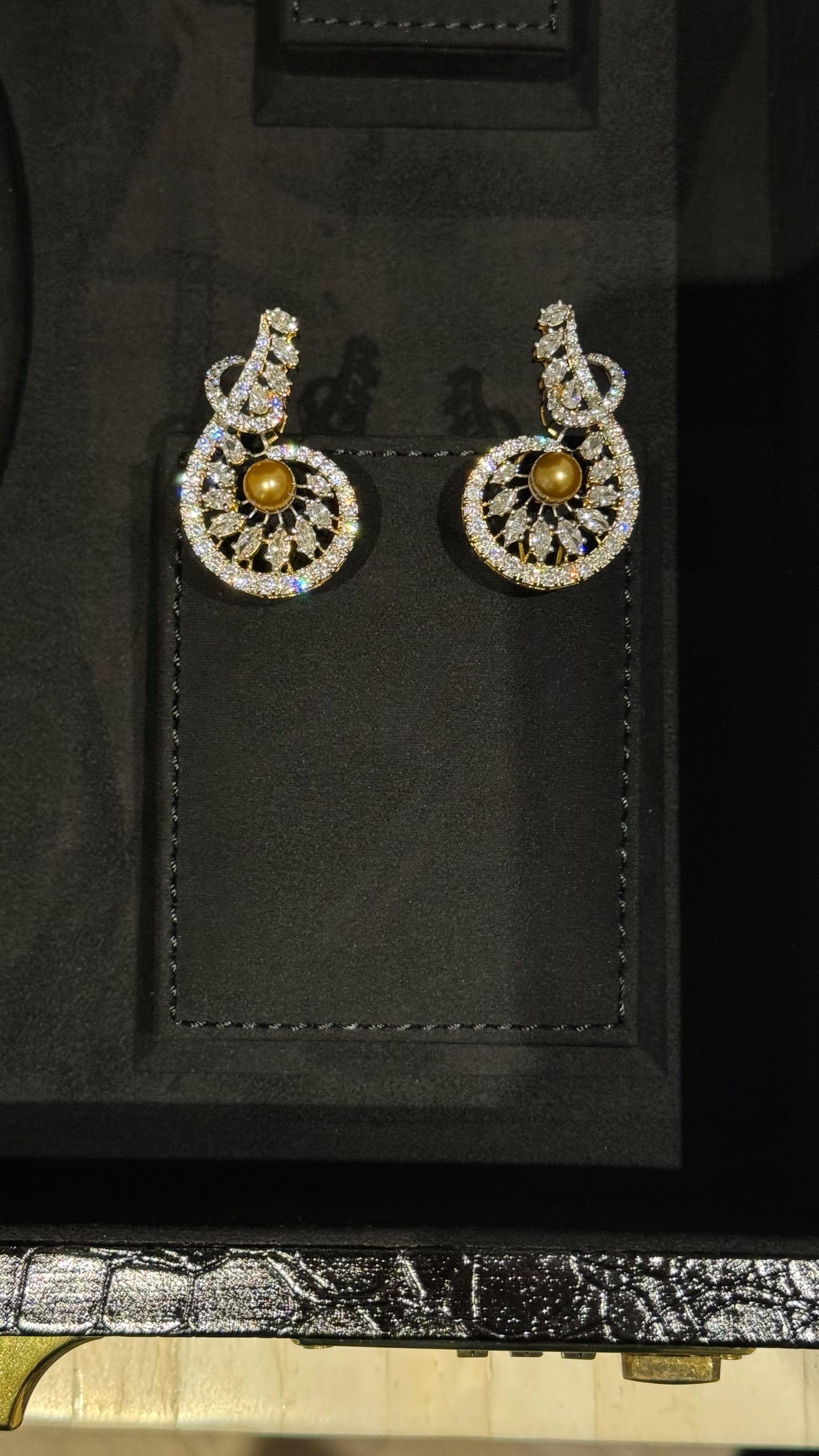 042 | SILVER & PEARLS