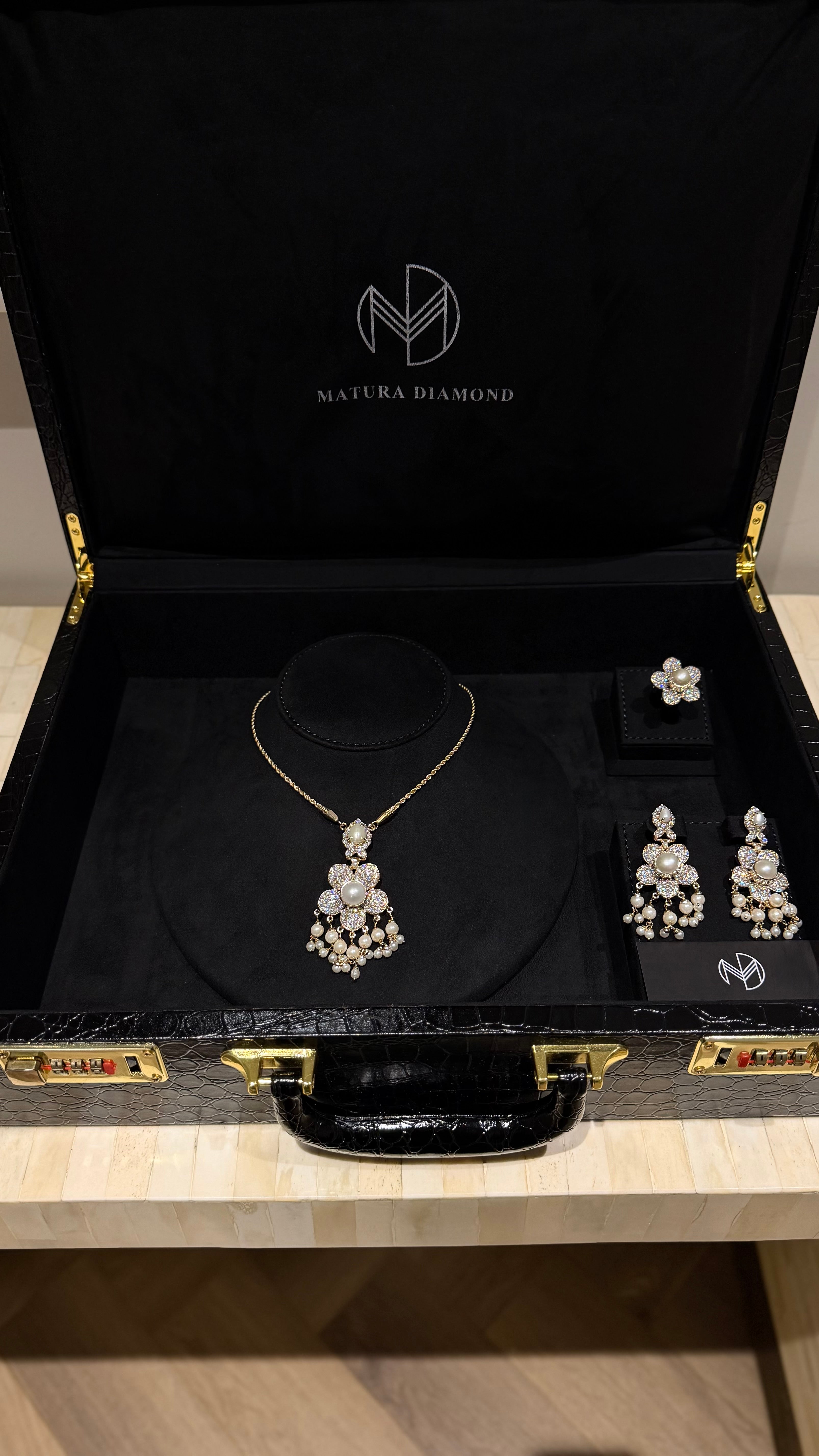 NO.045 | WHITE & FLOWERS