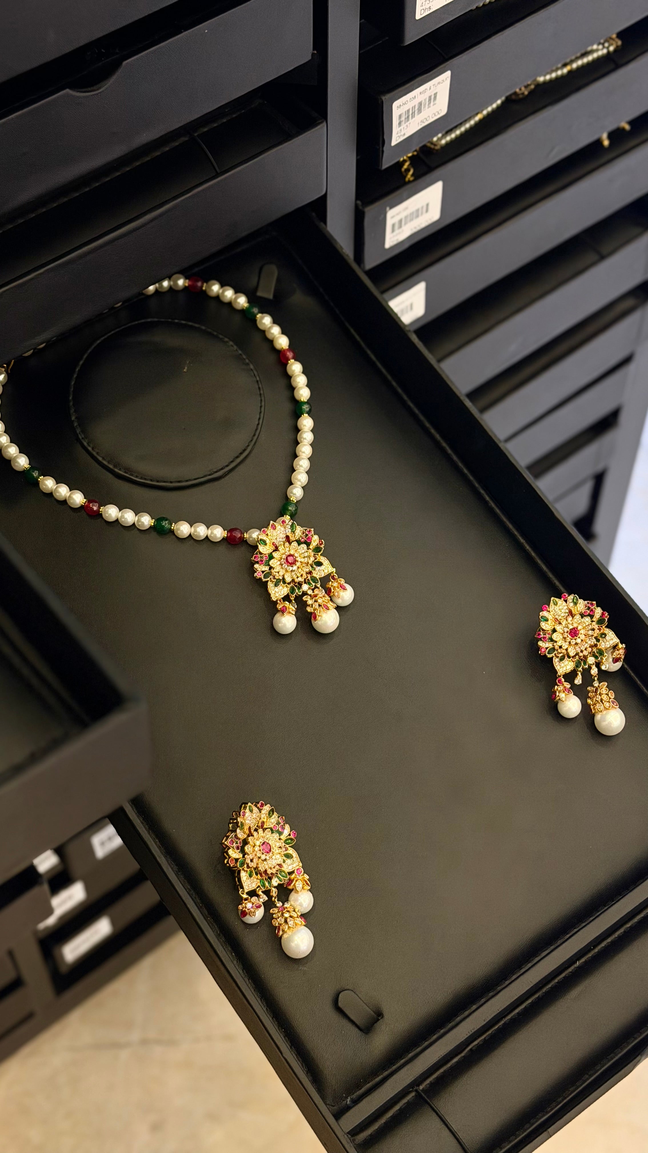 039 | SILVER & PEARLS