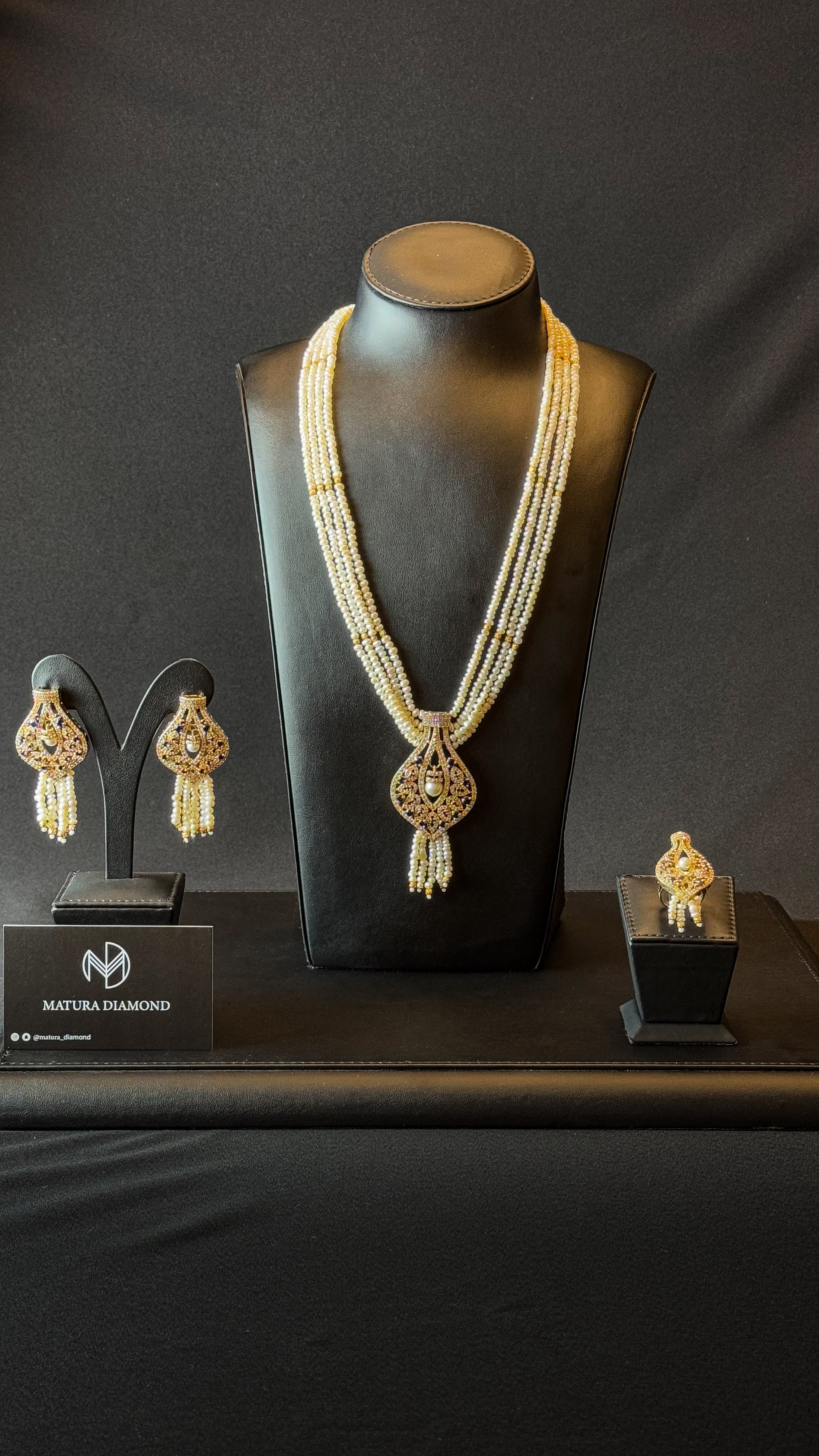 MZON | PEARLS & DARK BLUE