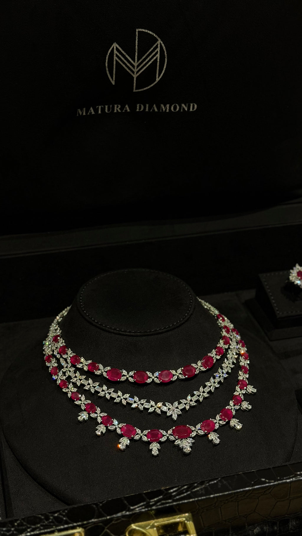 HATTA | RED & LINES