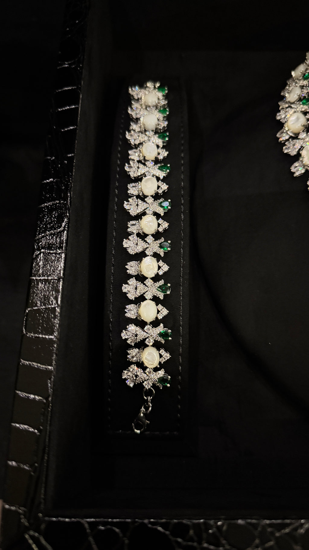 NEW J | MO PEARL & WHITE