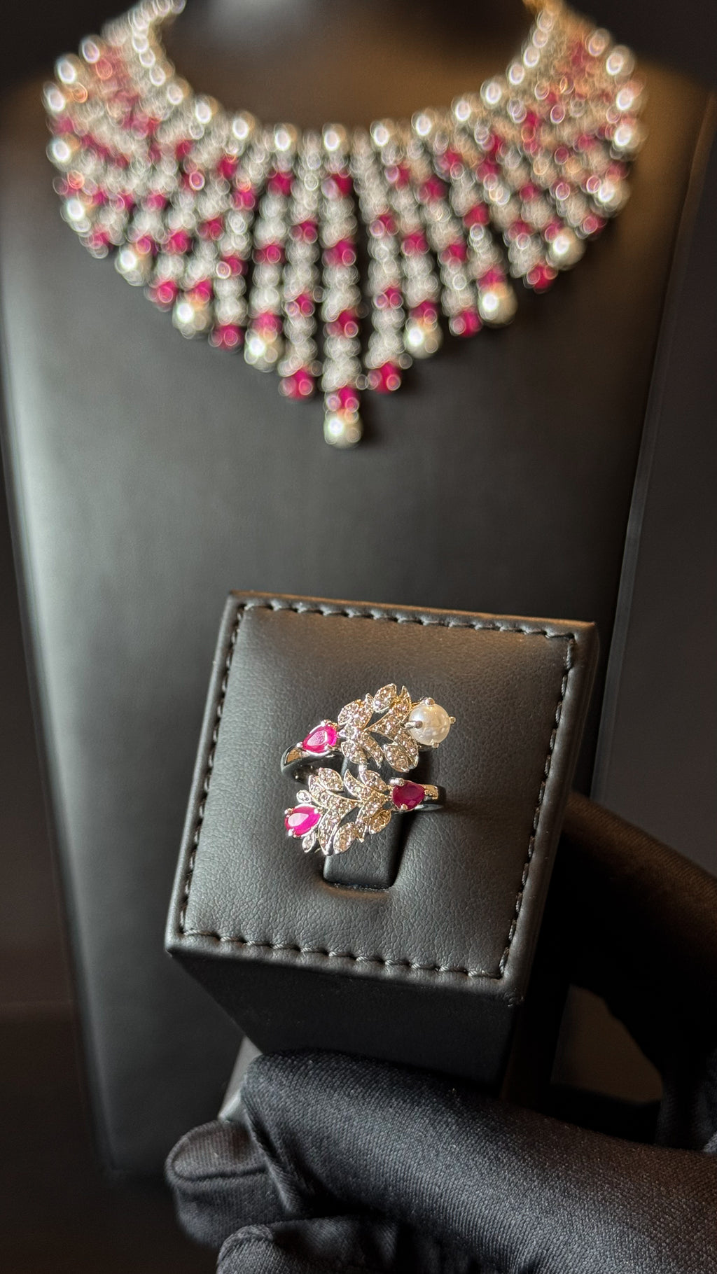 ALMARR | PEARLS & RED