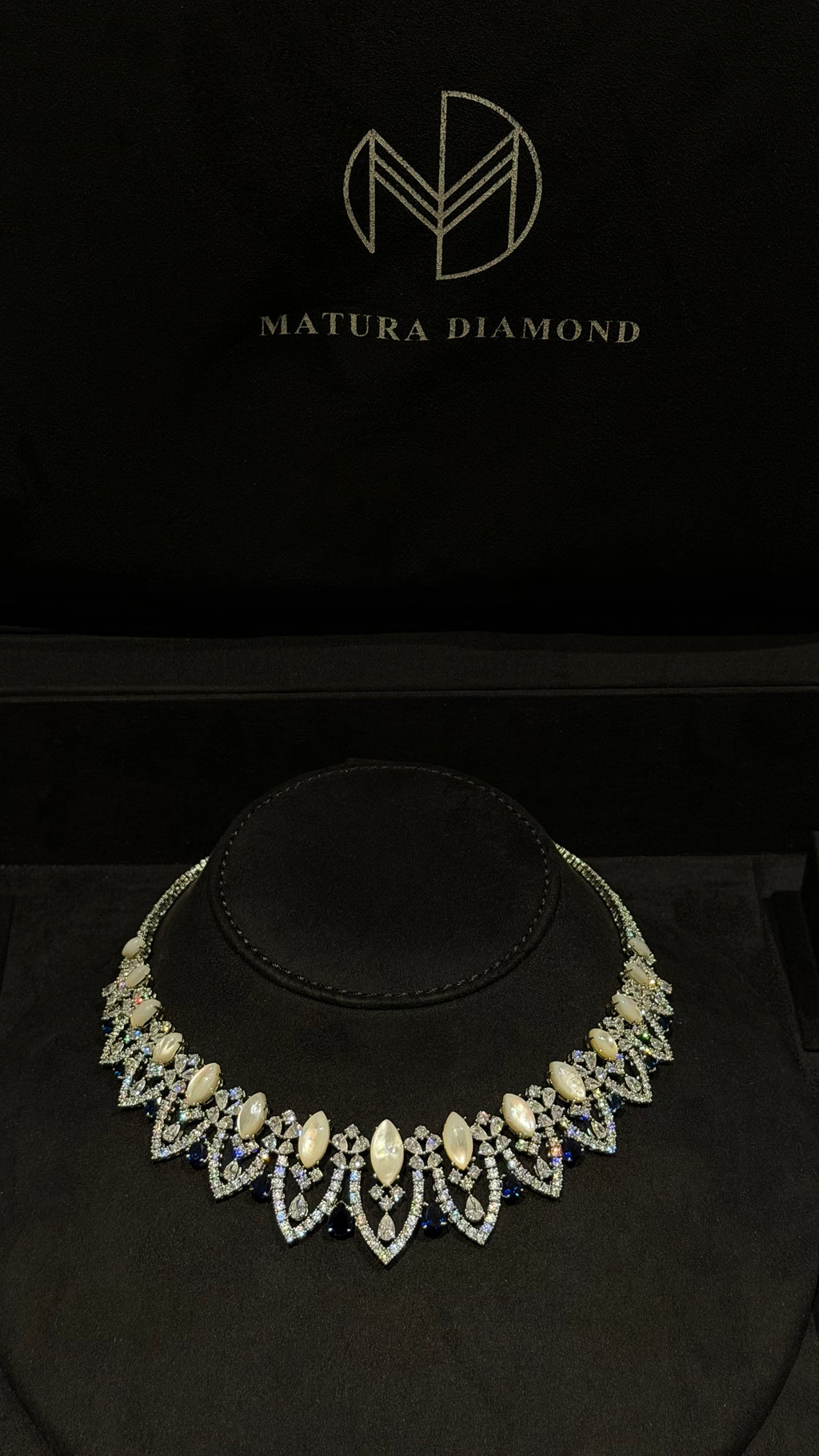 ALMAQAM | MO PEARL & WHITE