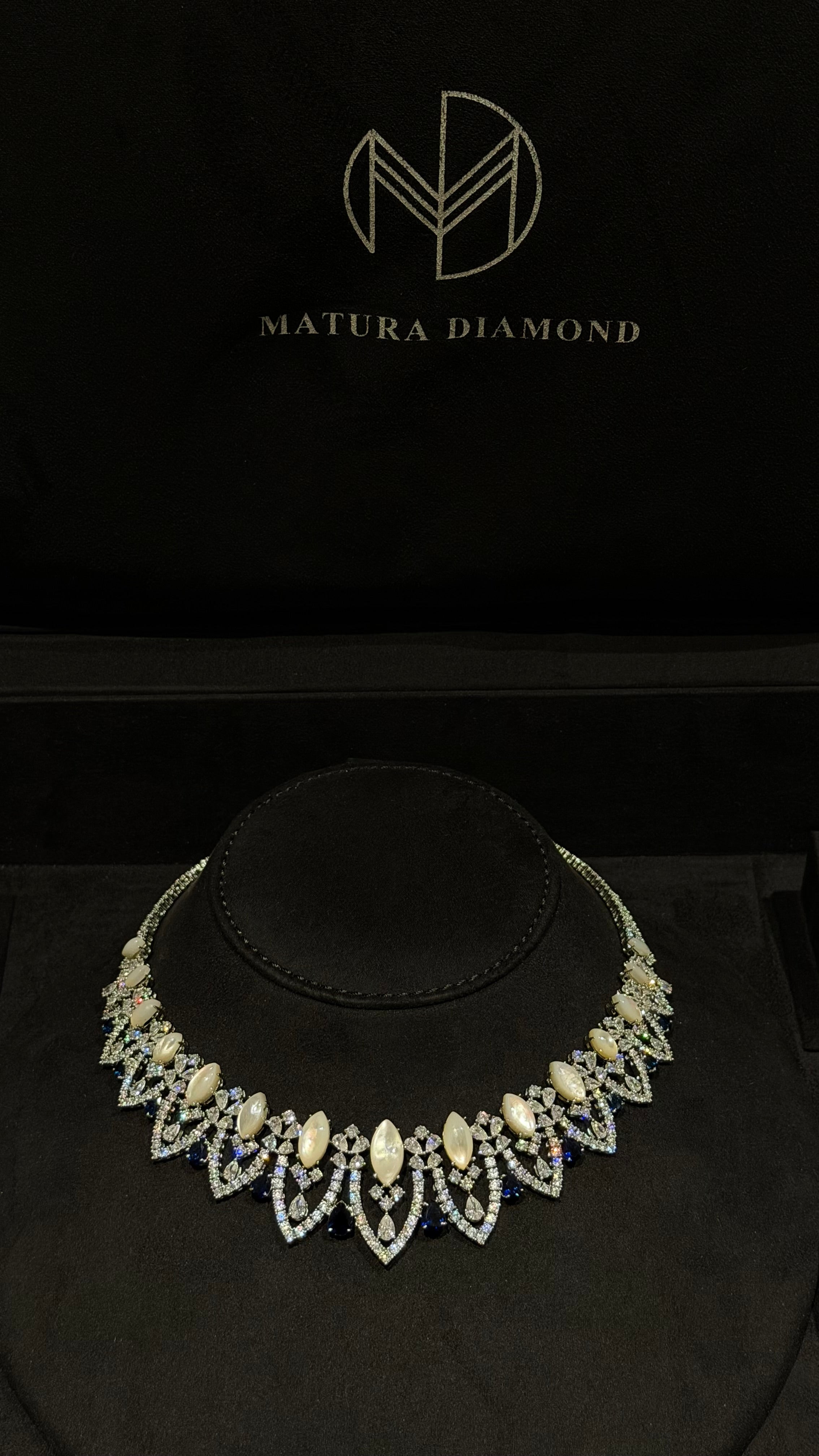 ALMAQAM | MO PEARL & WHITE
