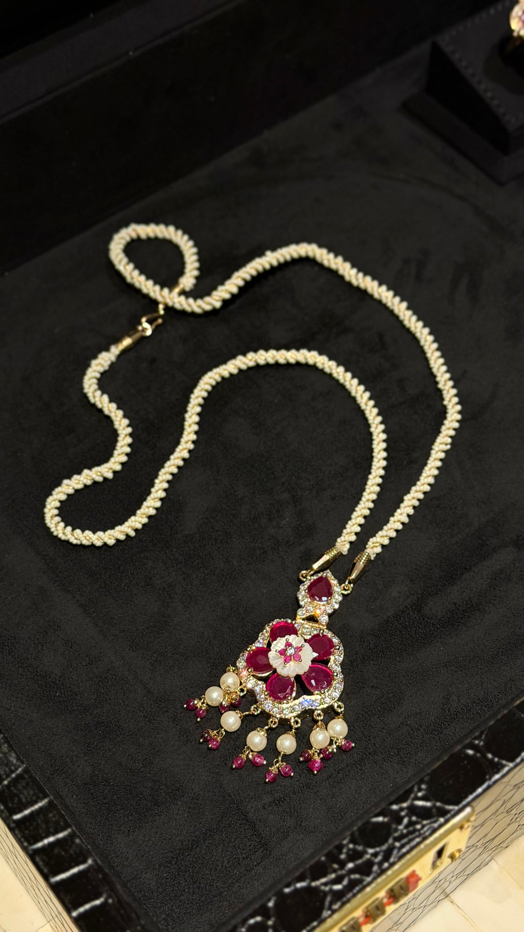 NO.050 | PEARLS & RED