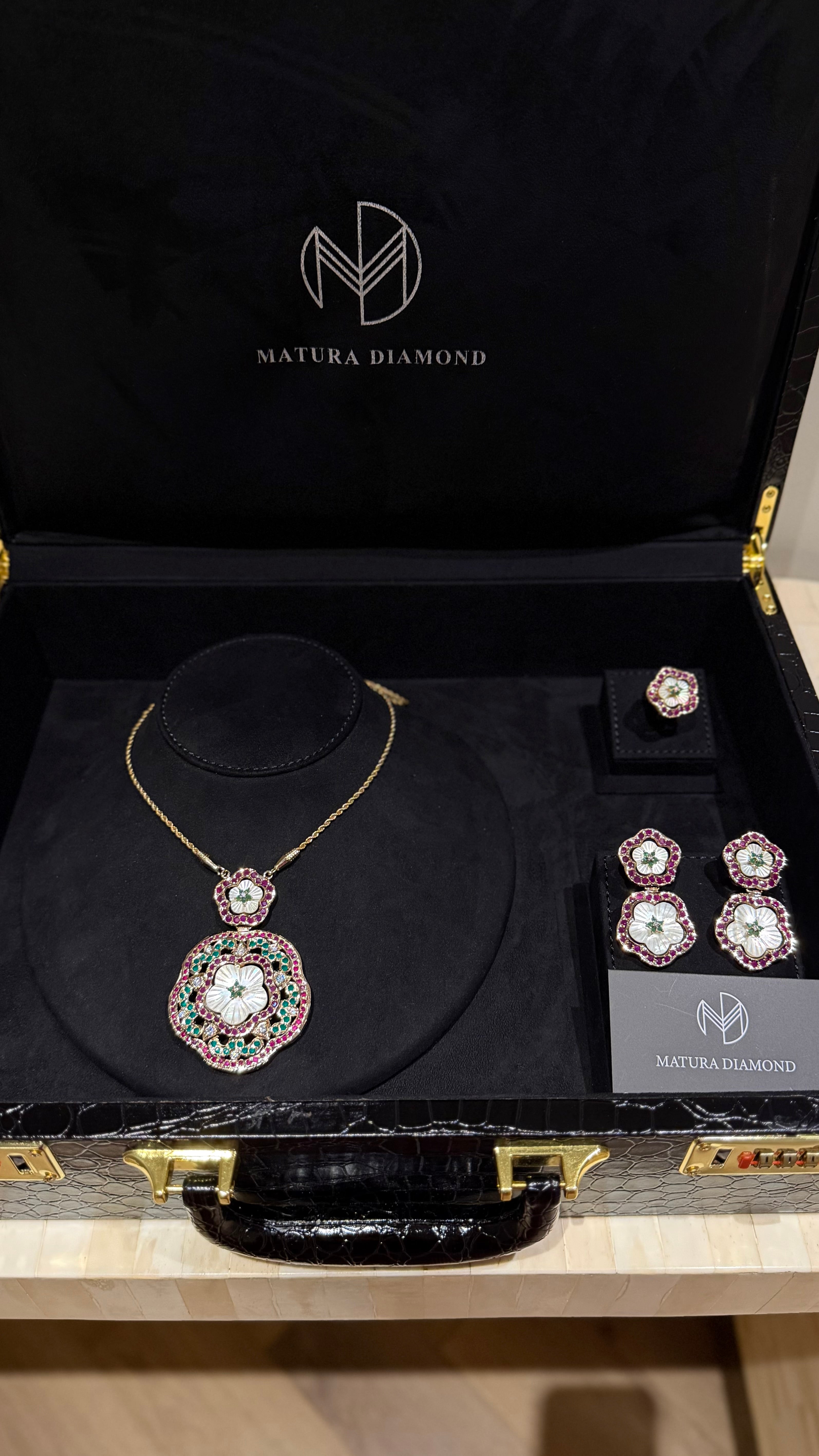 NO.047 | RED & GREEN