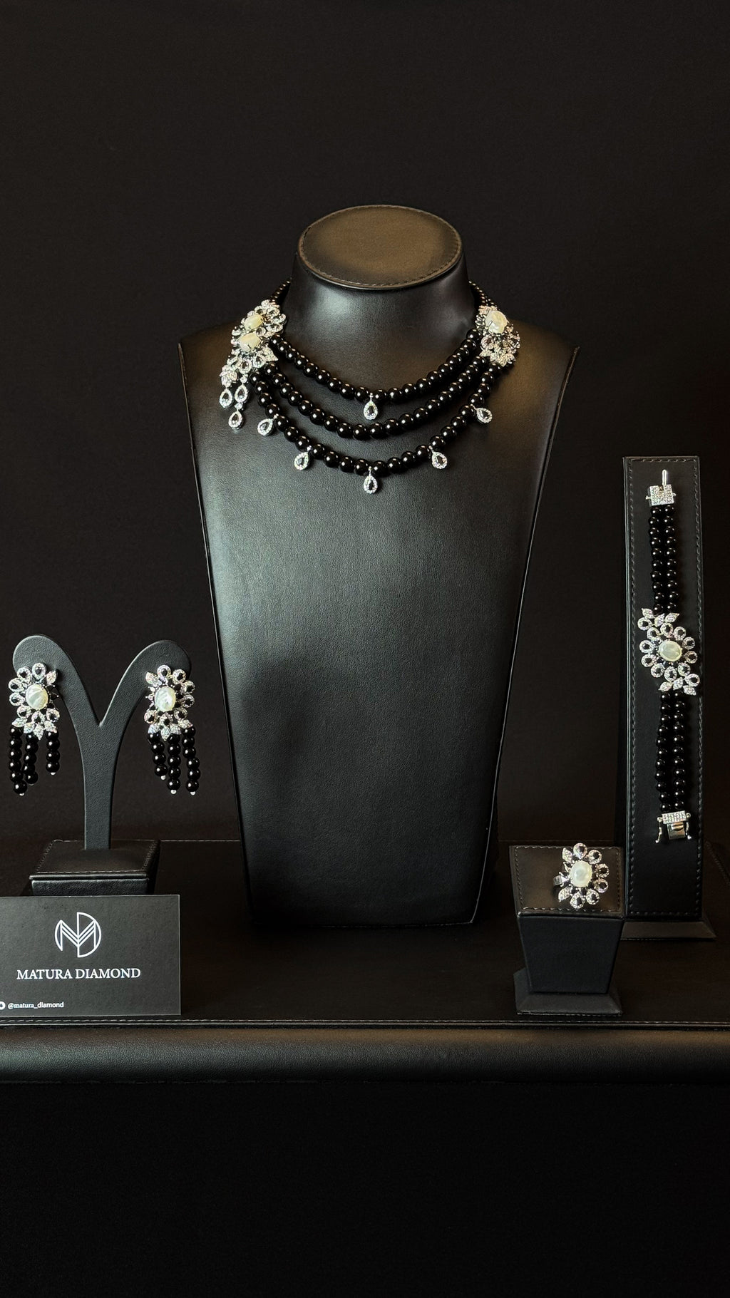 NAKHEEL | BLACK & WHITE