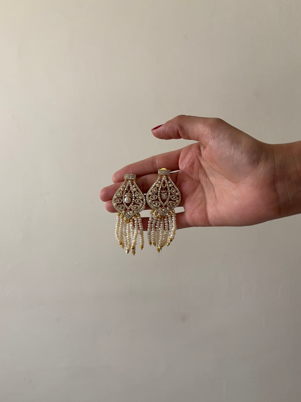 MZON | PEARLS & WHITE