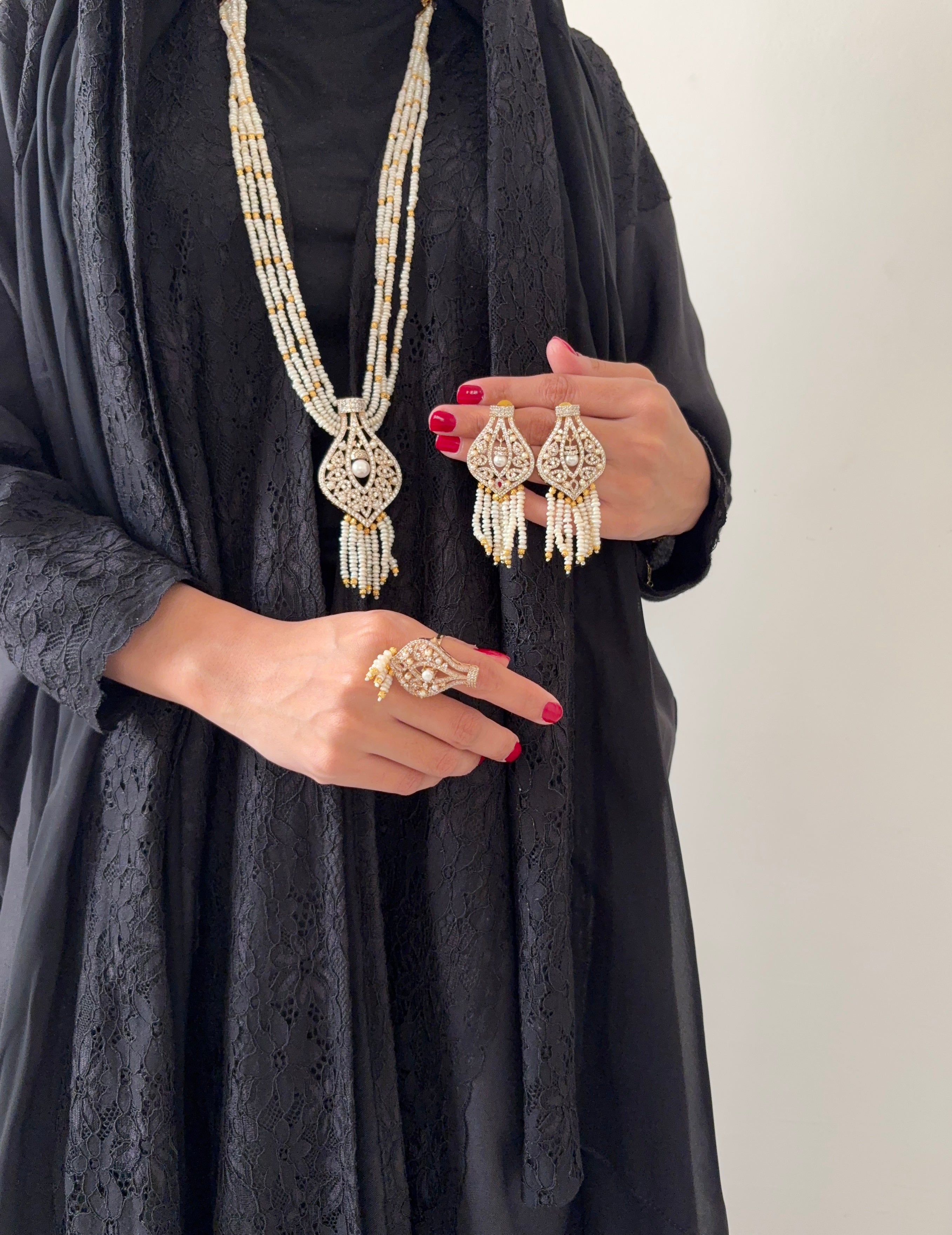 MZON | PEARLS & WHITE