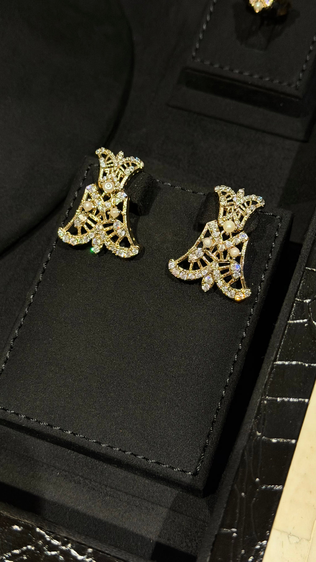 NO.053 | WHITE & PEARLS