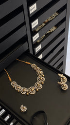 042 | SILVER & PEARLS