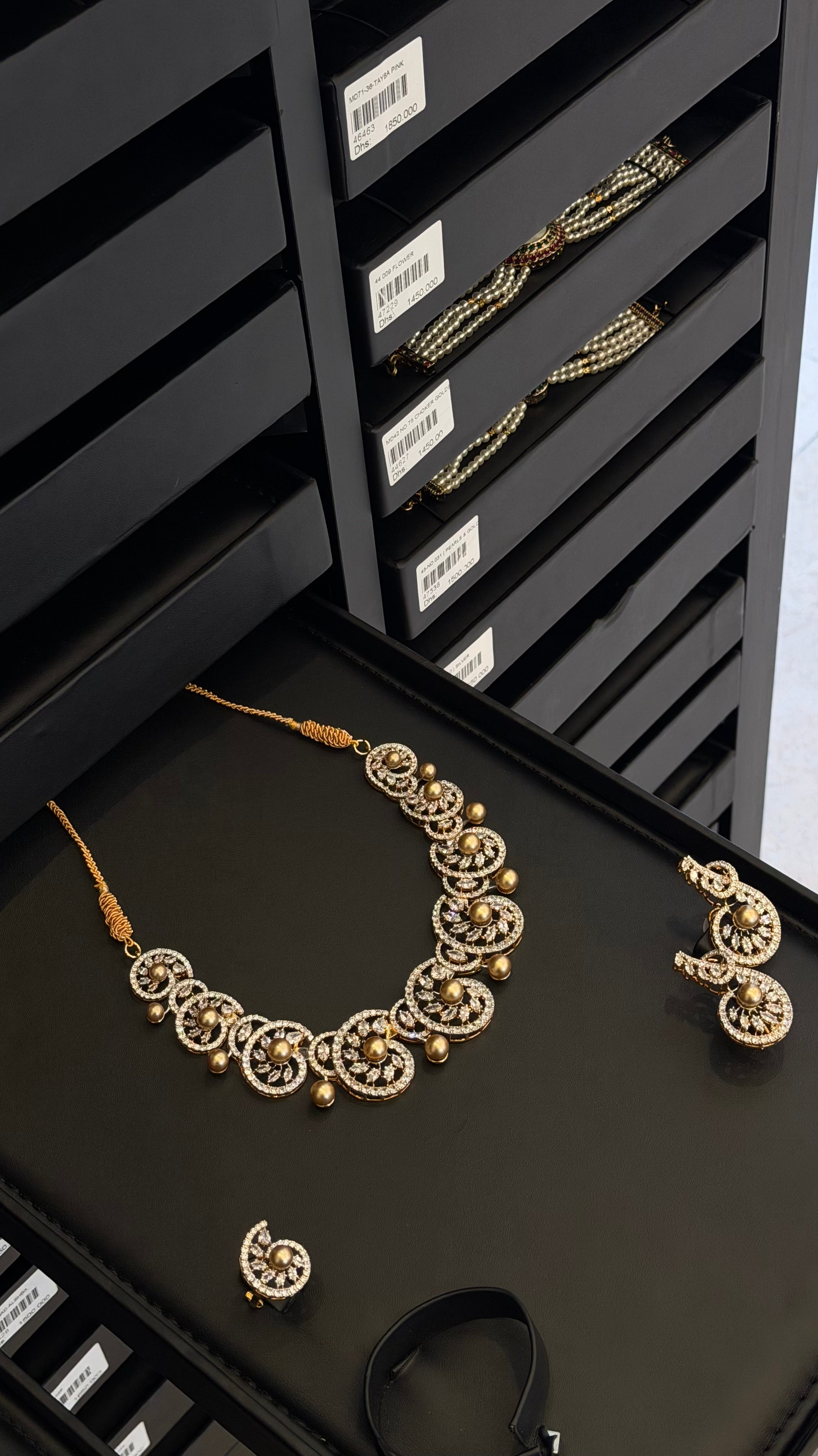 042 | SILVER & PEARLS