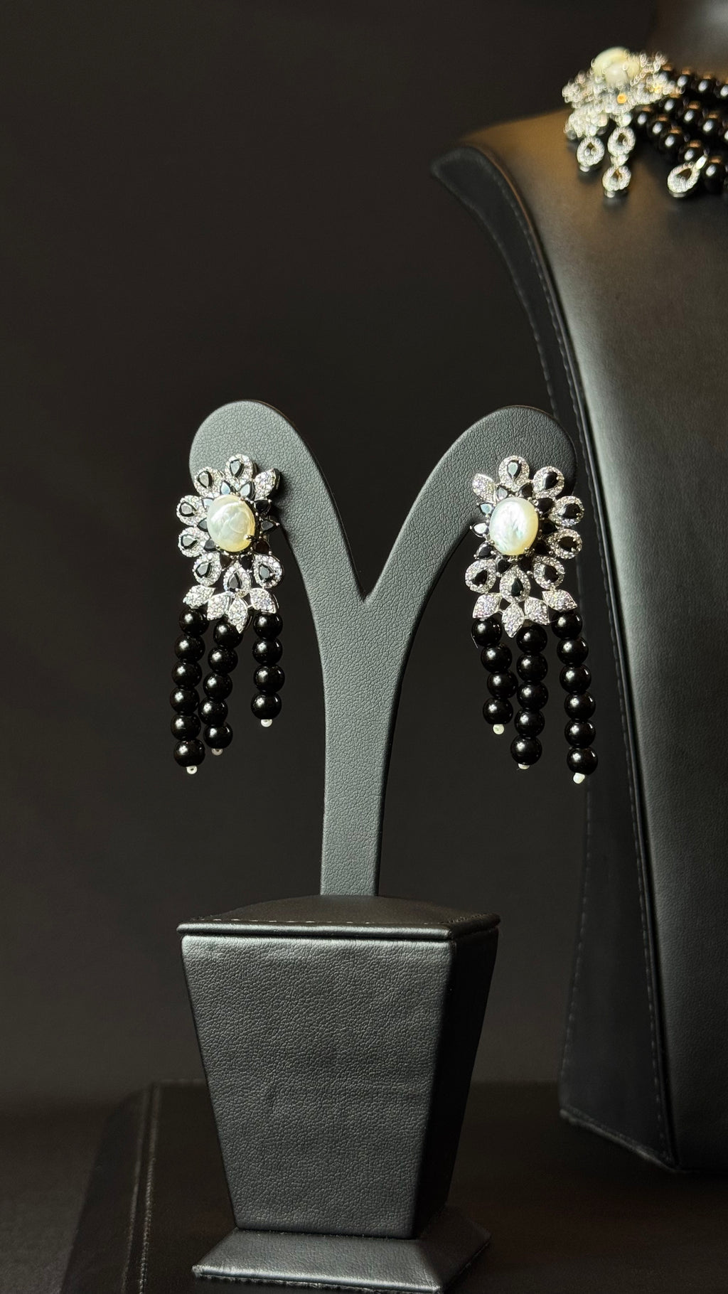 NAKHEEL | BLACK & WHITE