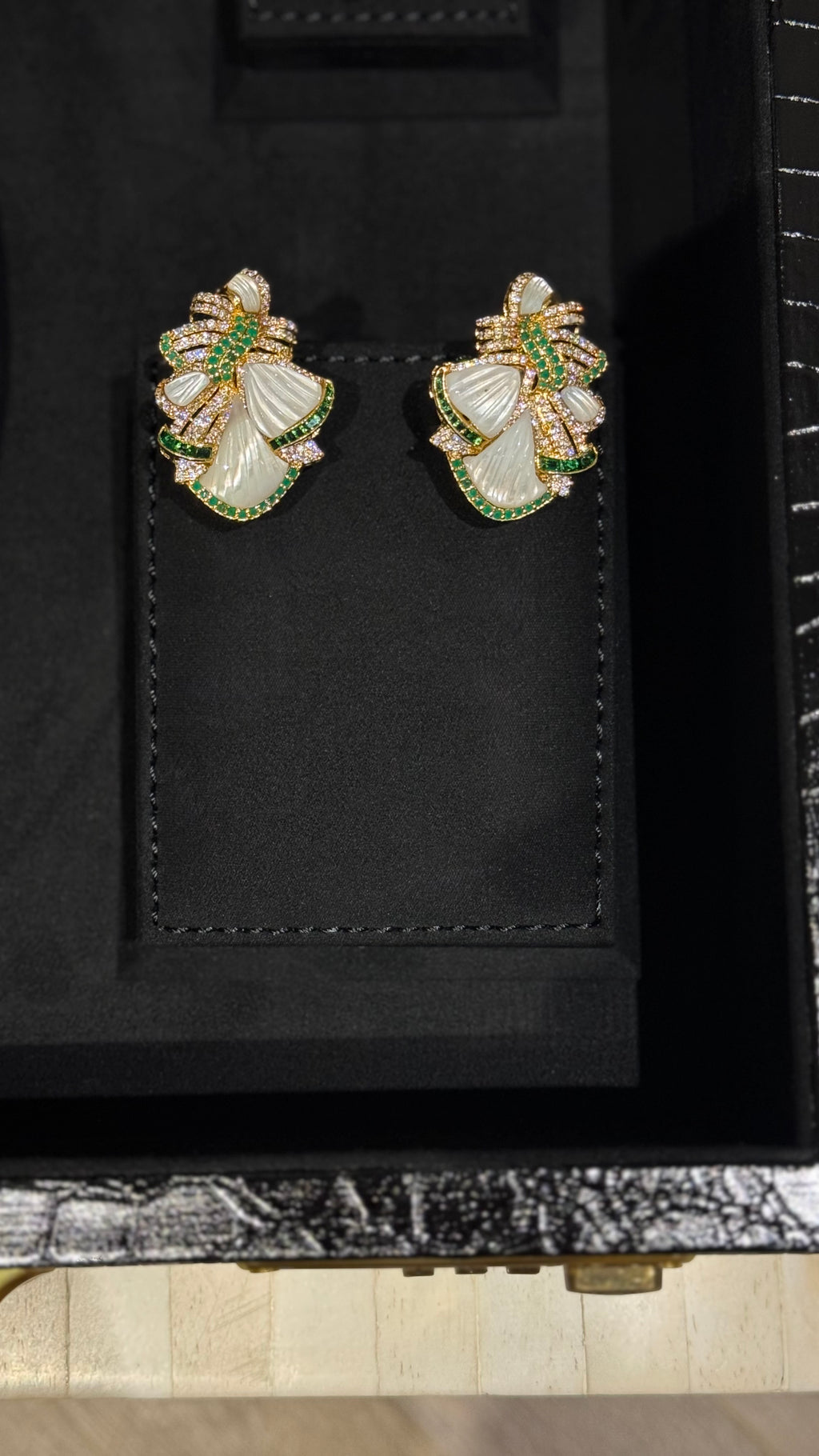 VINTAGE NO.2 | GREEN & SILVER & PEARLS