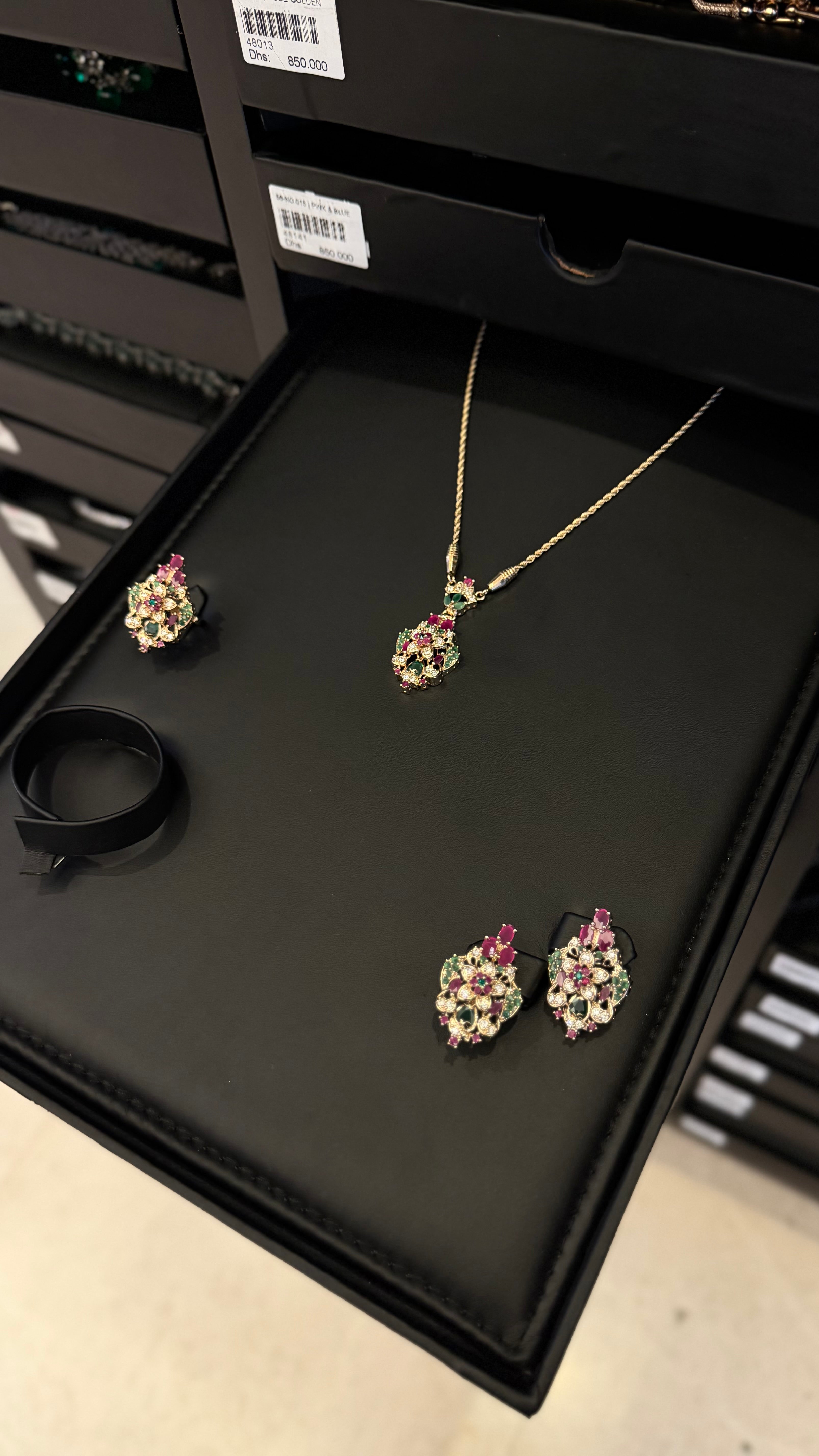 NO.015 | RED & GOLDEN