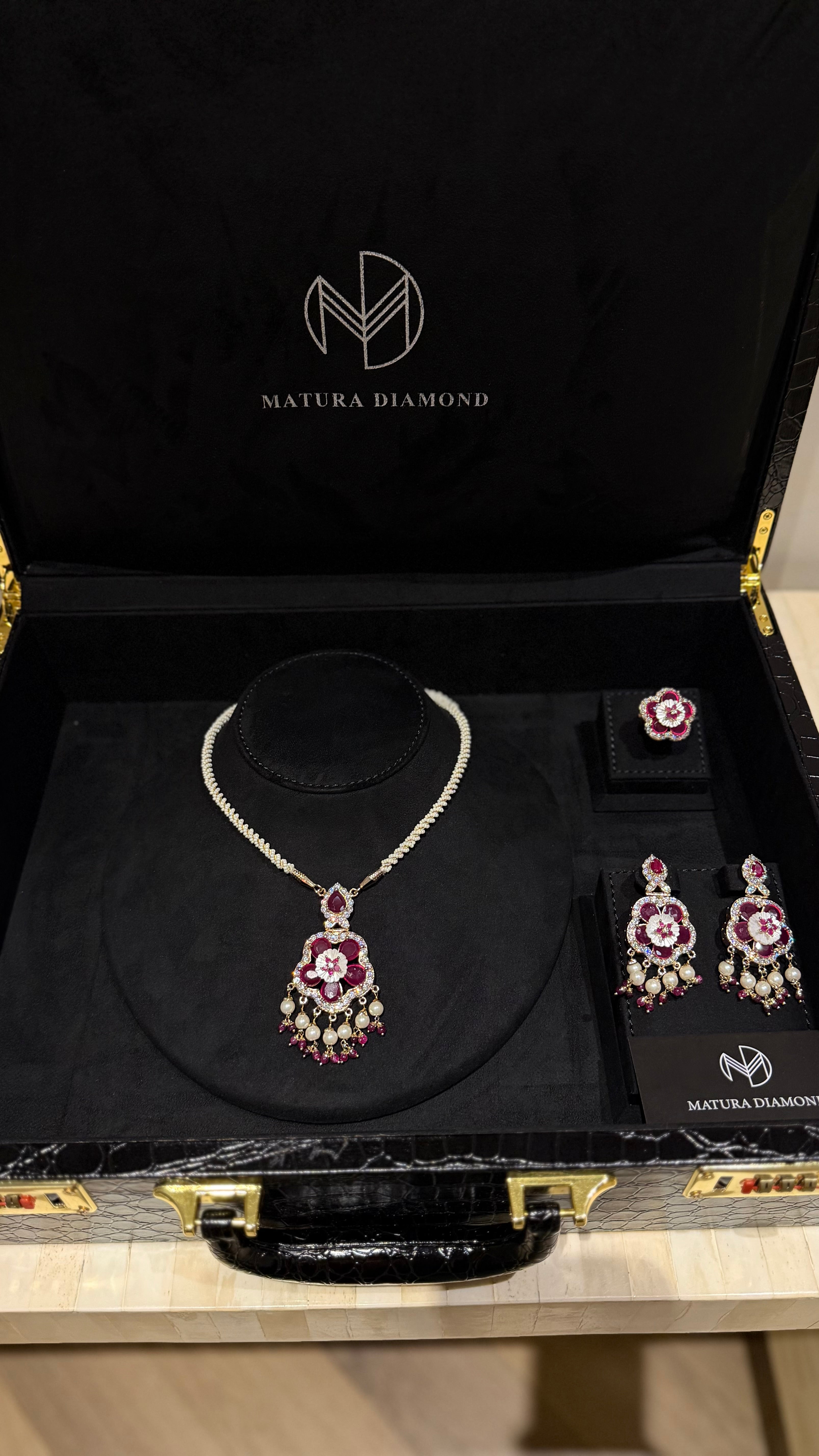 NO.050 | PEARLS & RED