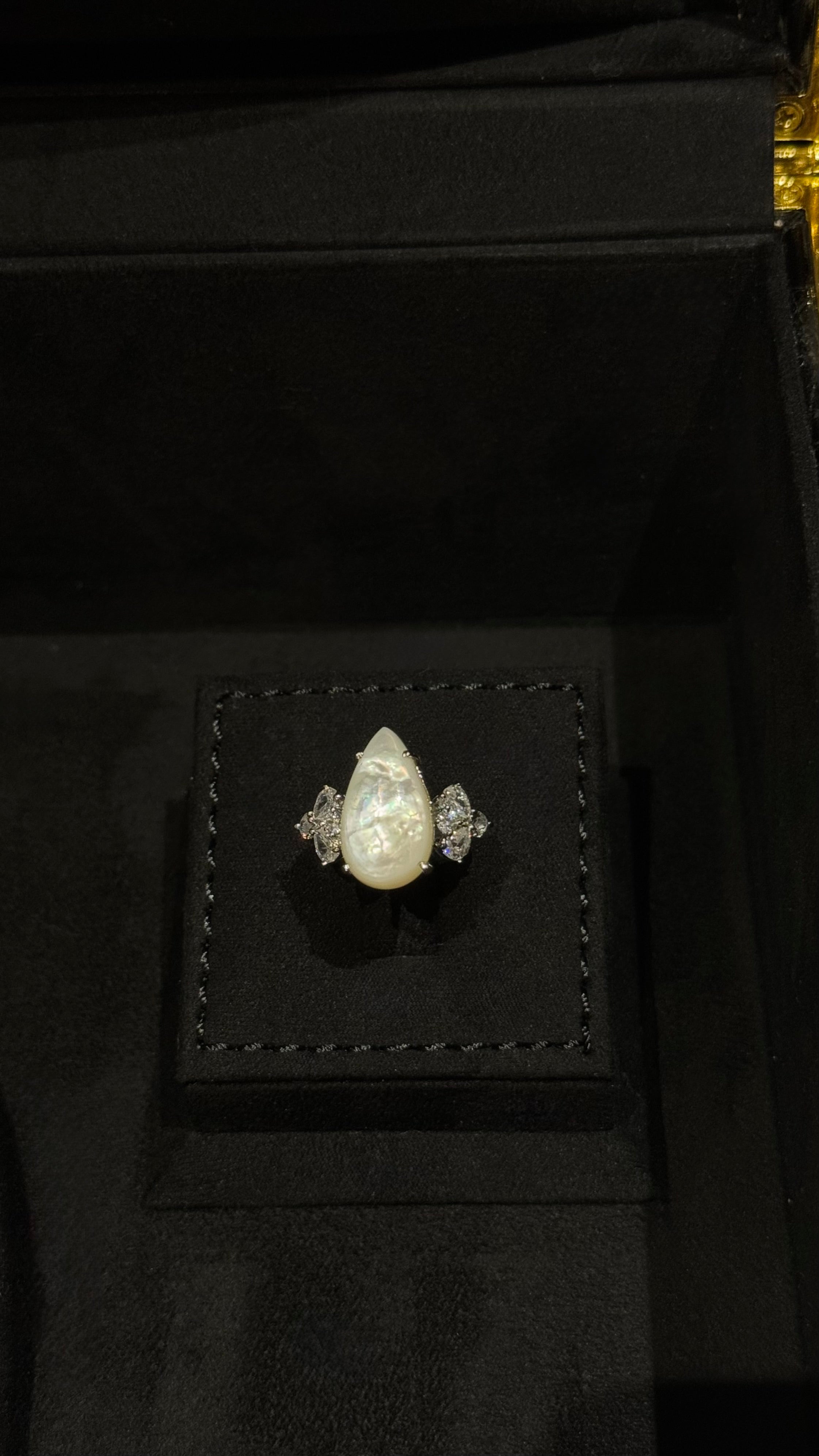 DEIRA | MO PEARL & WHITE