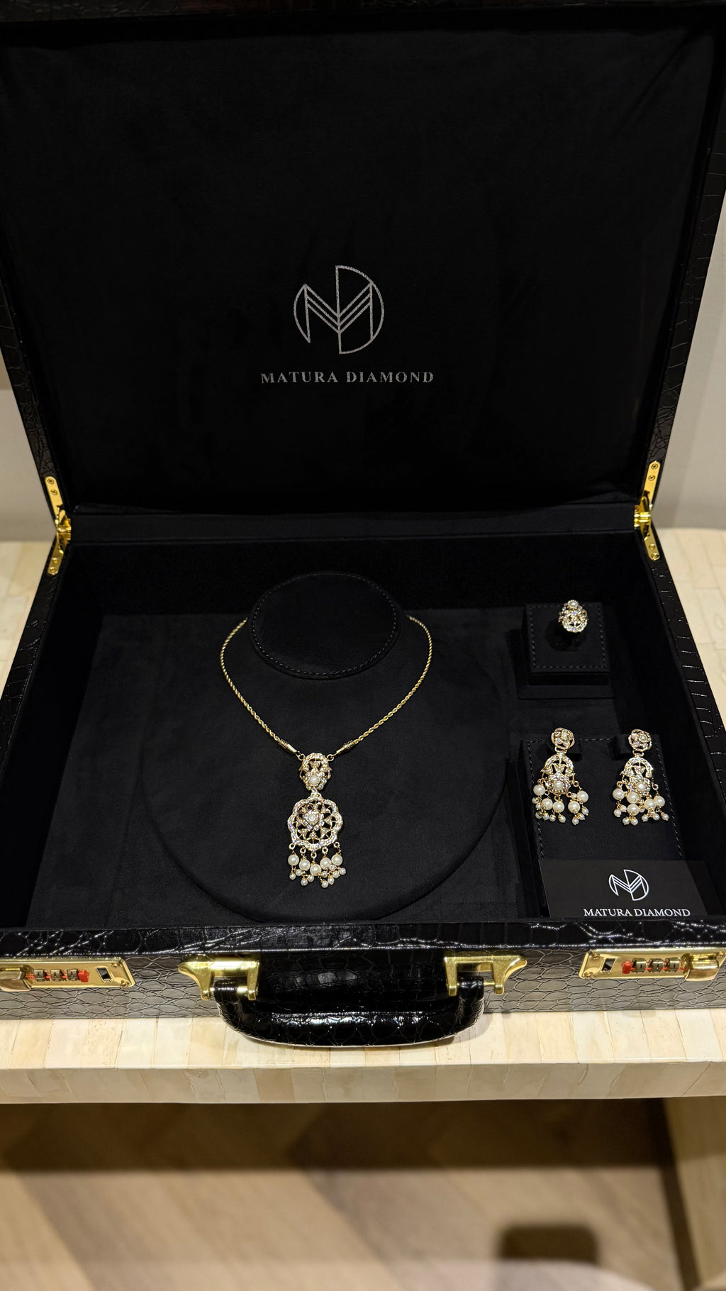 NO.052 | WHITE & PEARLS