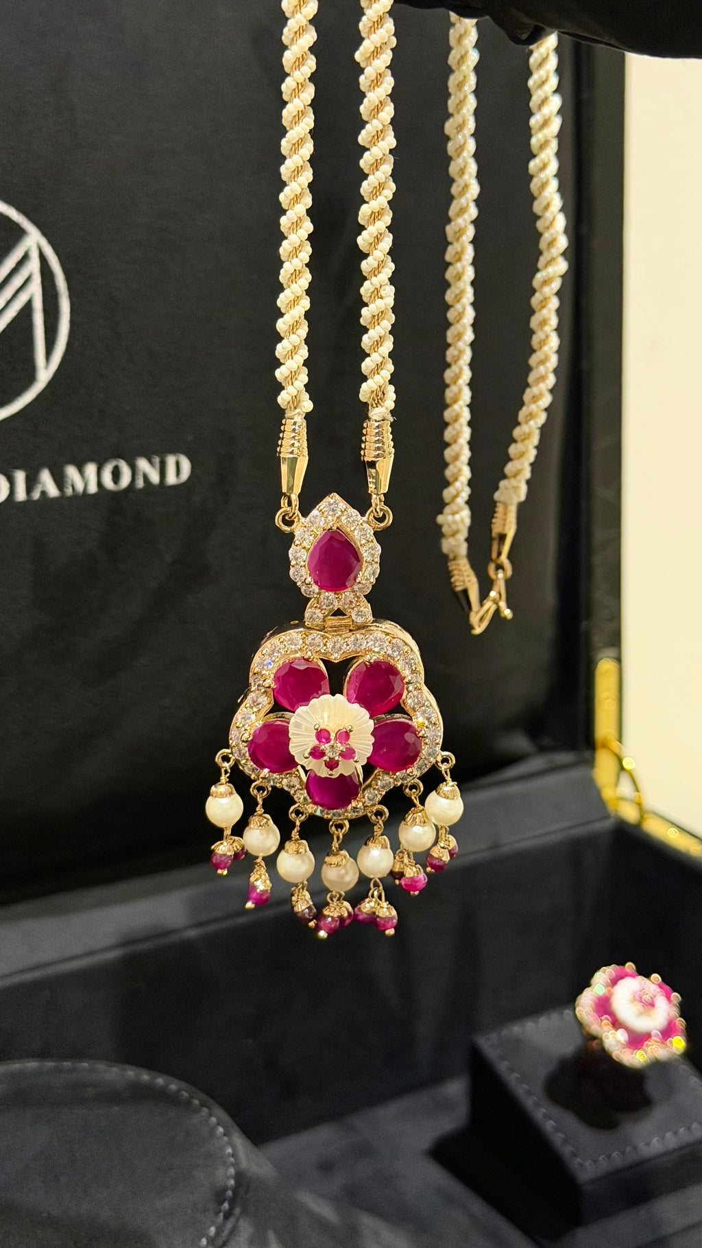 NO.050 | PEARLS & RED