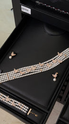 BUTTERFLY CHOKER (NO RING) | PEARLS