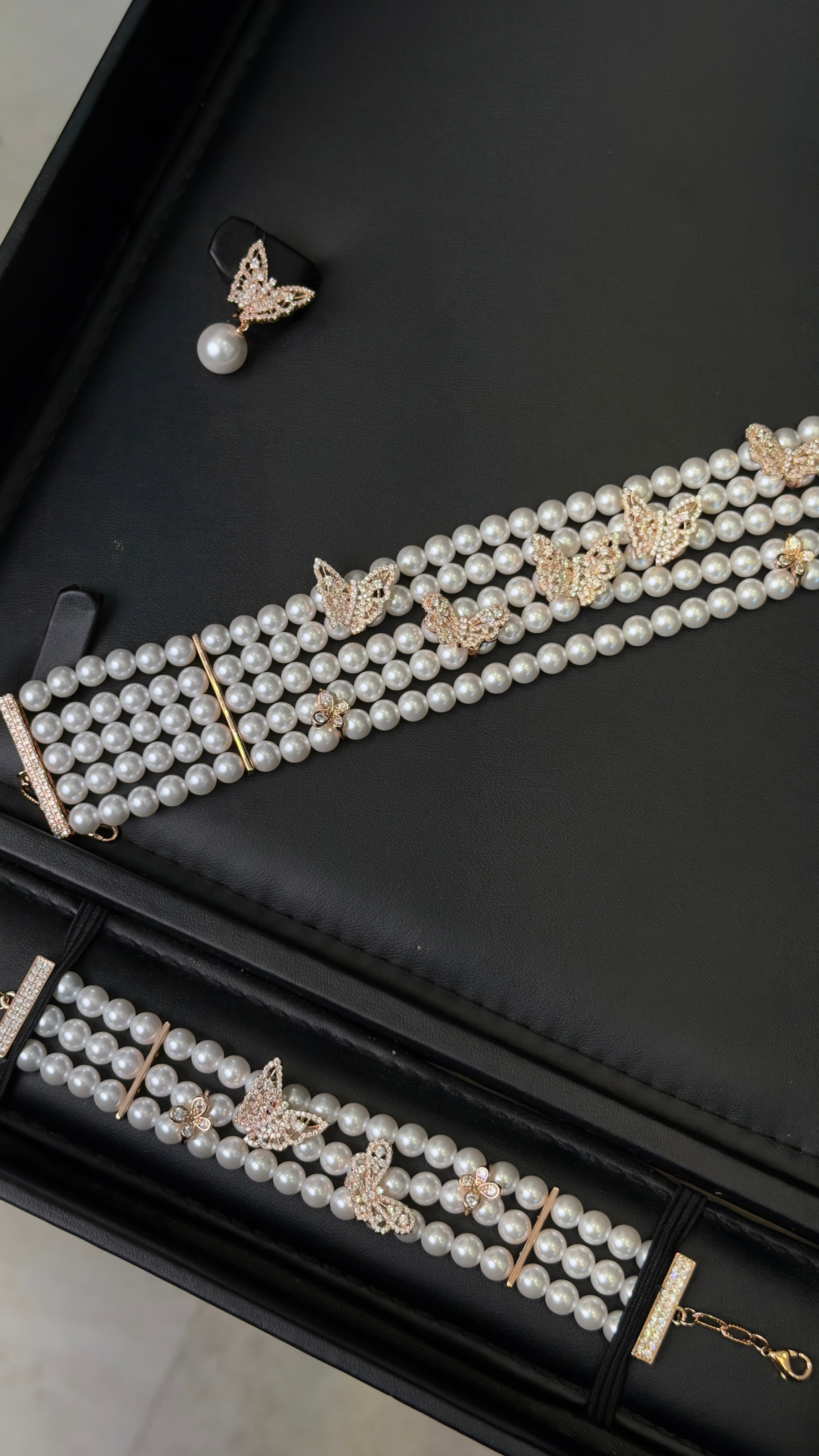 BUTTERFLY CHOKER (NO RING) | PEARLS