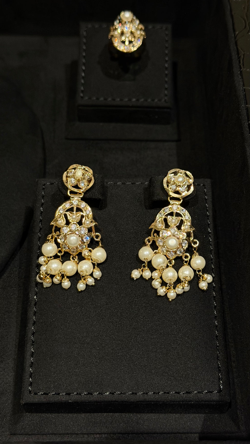 NO.052 | WHITE & PEARLS