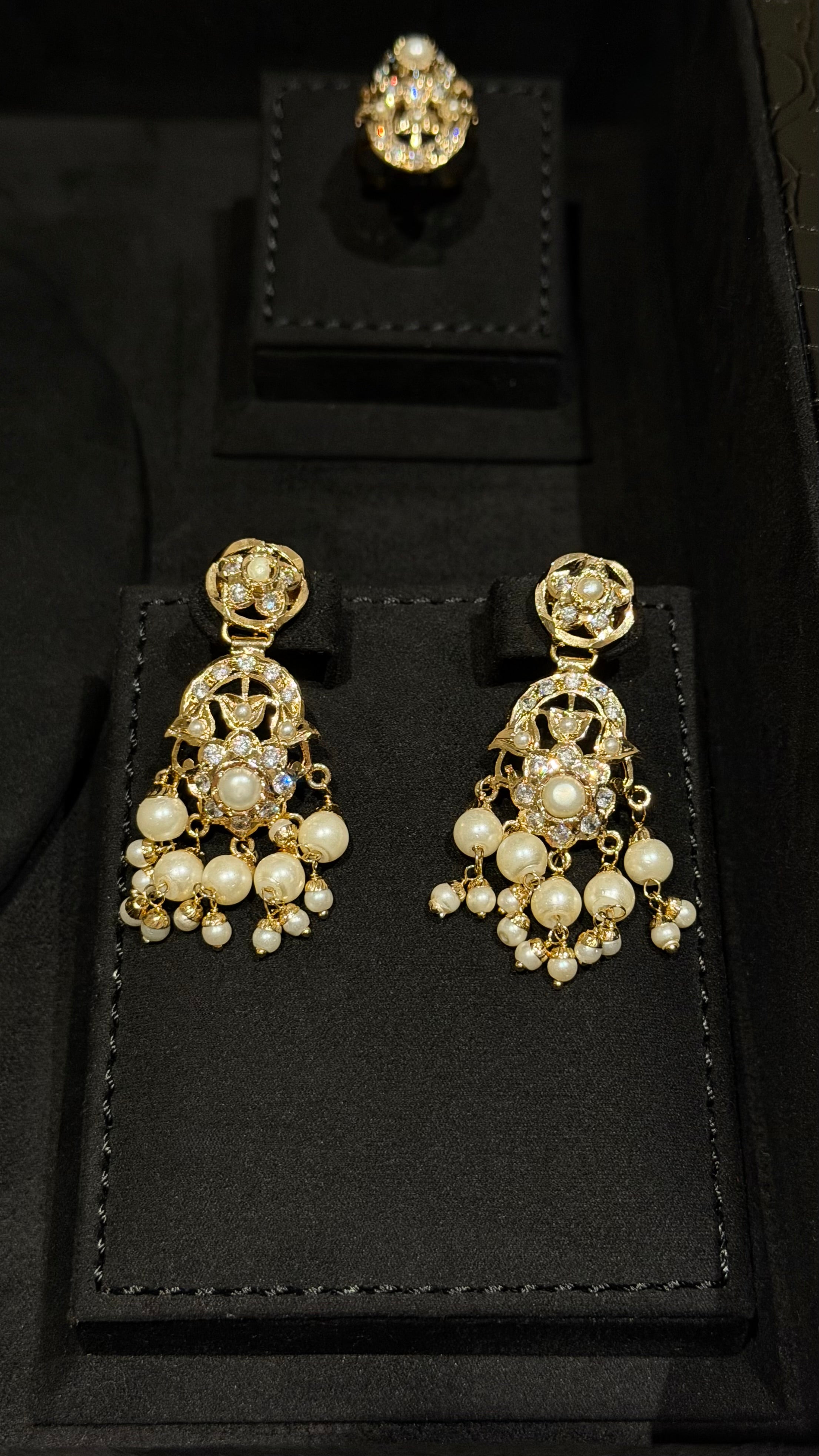 NO.052 | WHITE & PEARLS