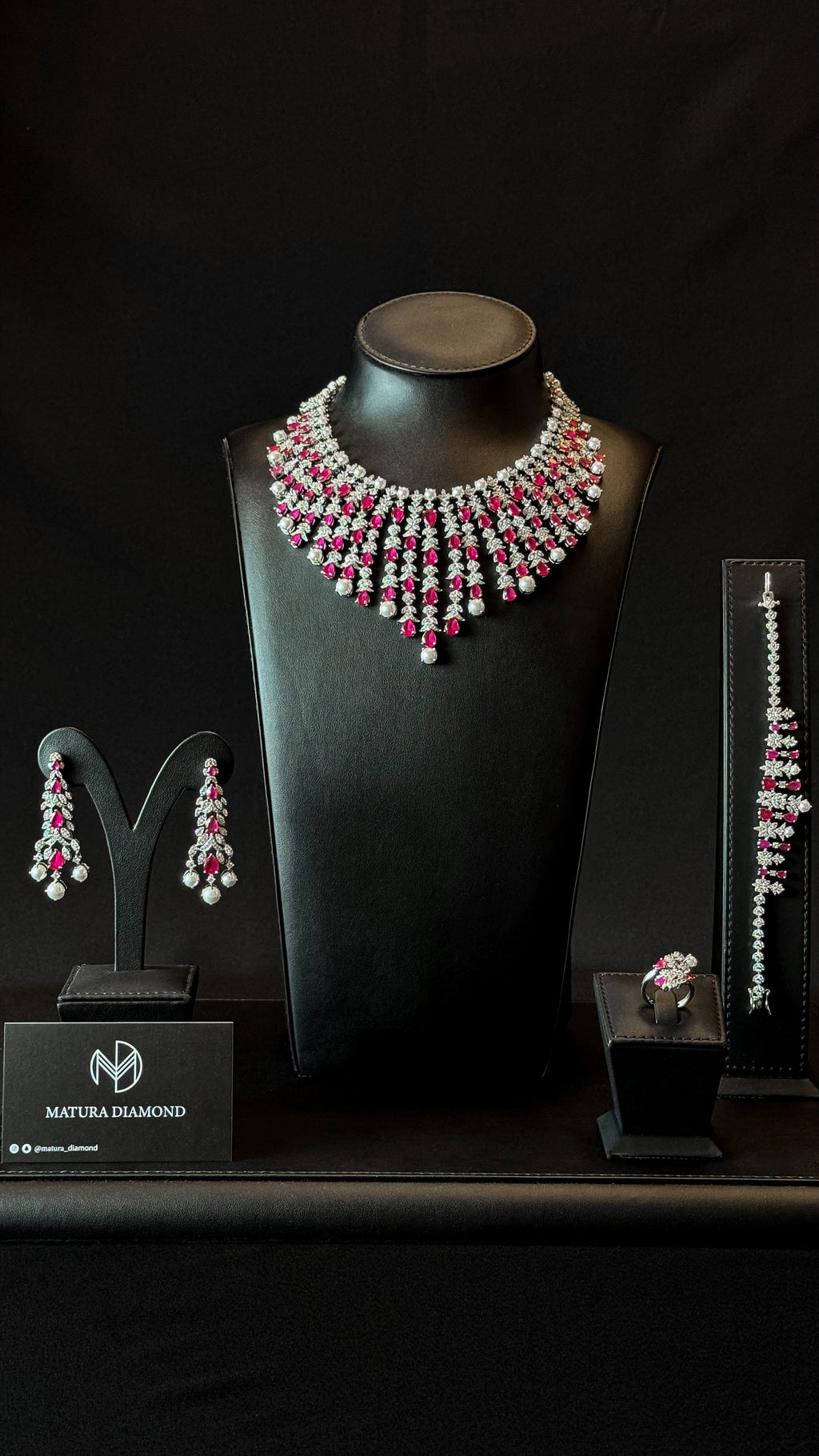 ALMARR | PEARLS & RED