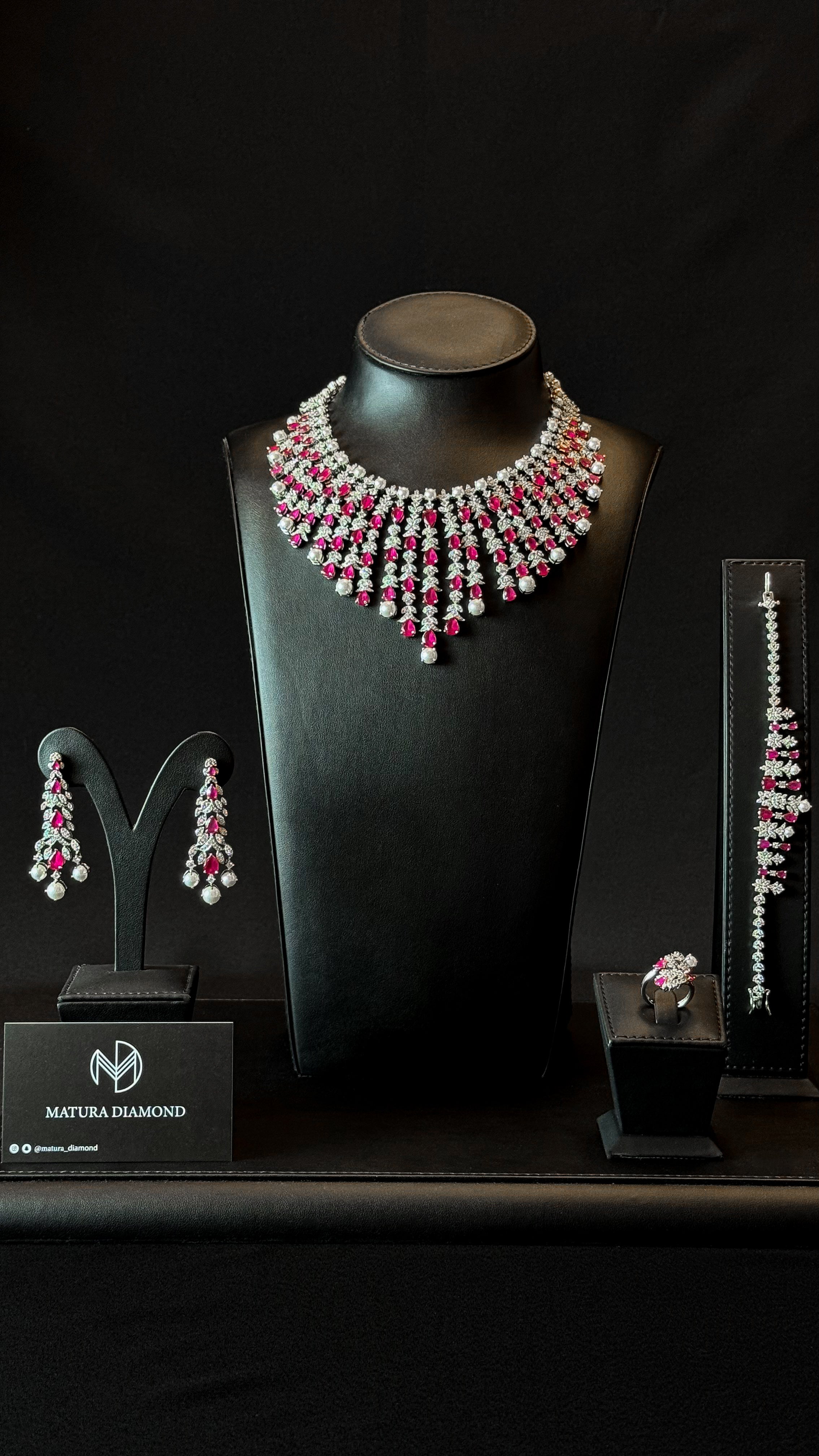 ALMARR | PEARLS & RED