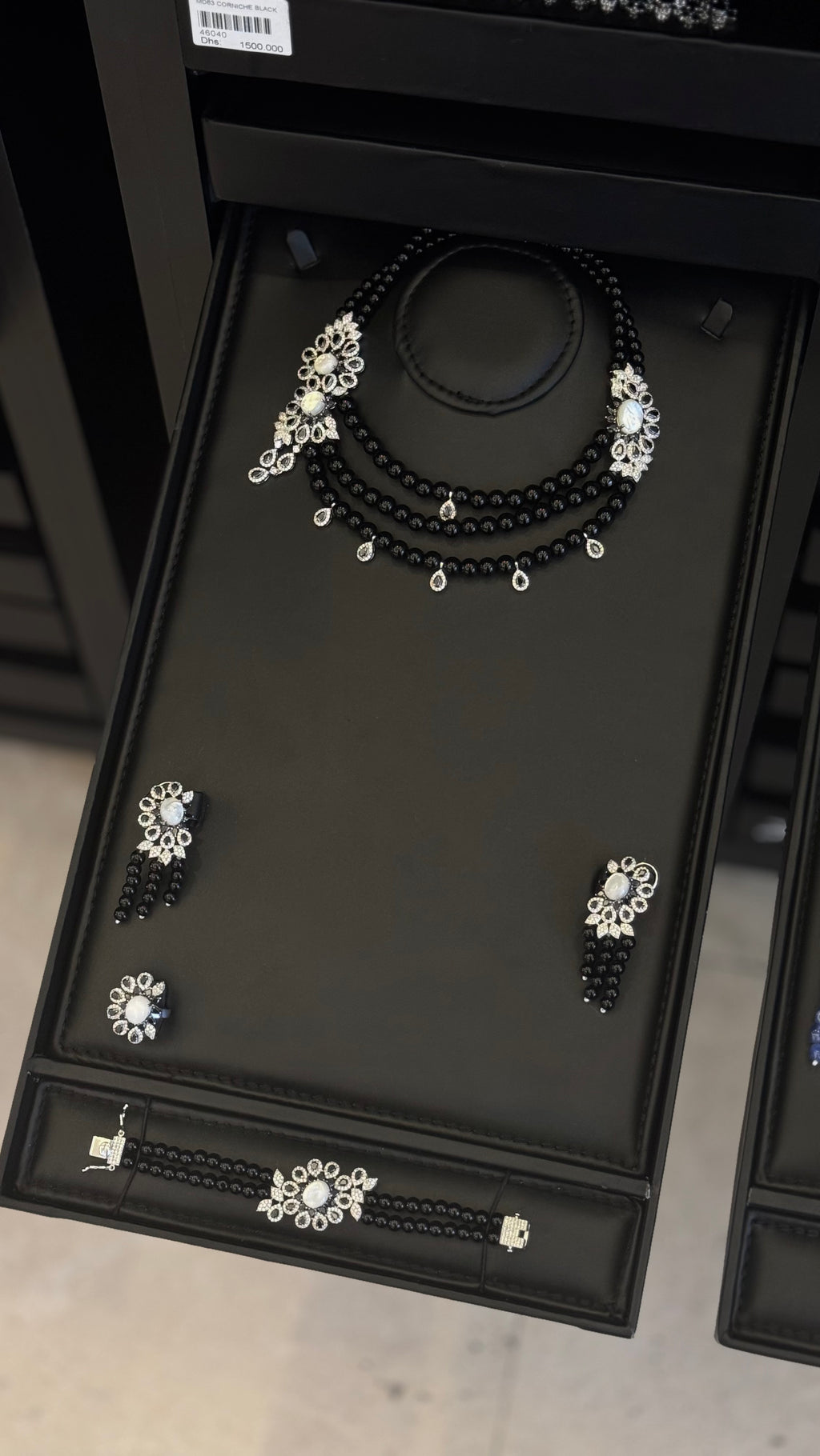 NAKHEEL | BLACK & WHITE