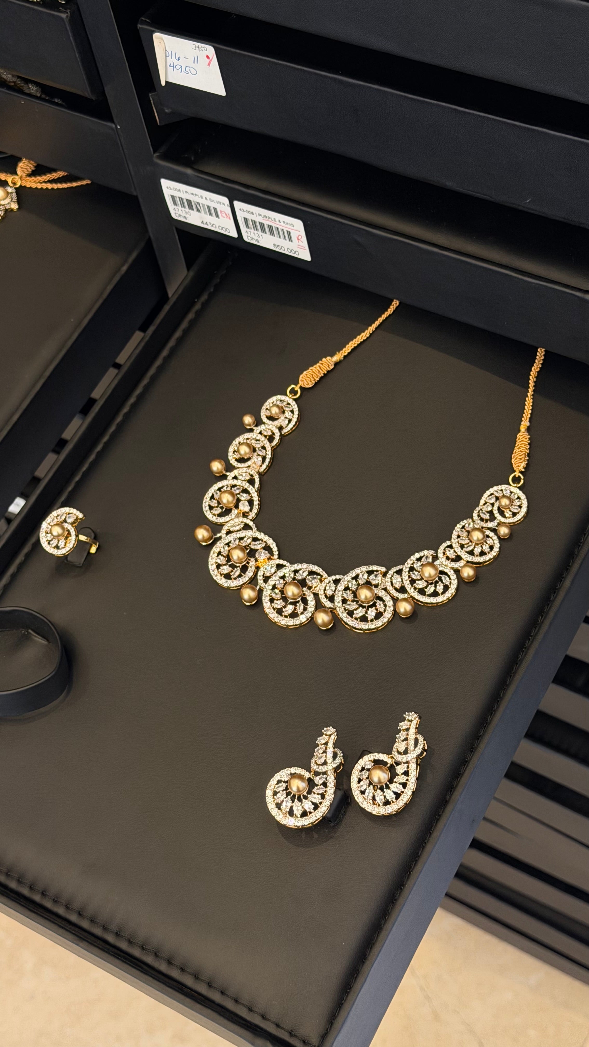 042 | SILVER & PEARLS