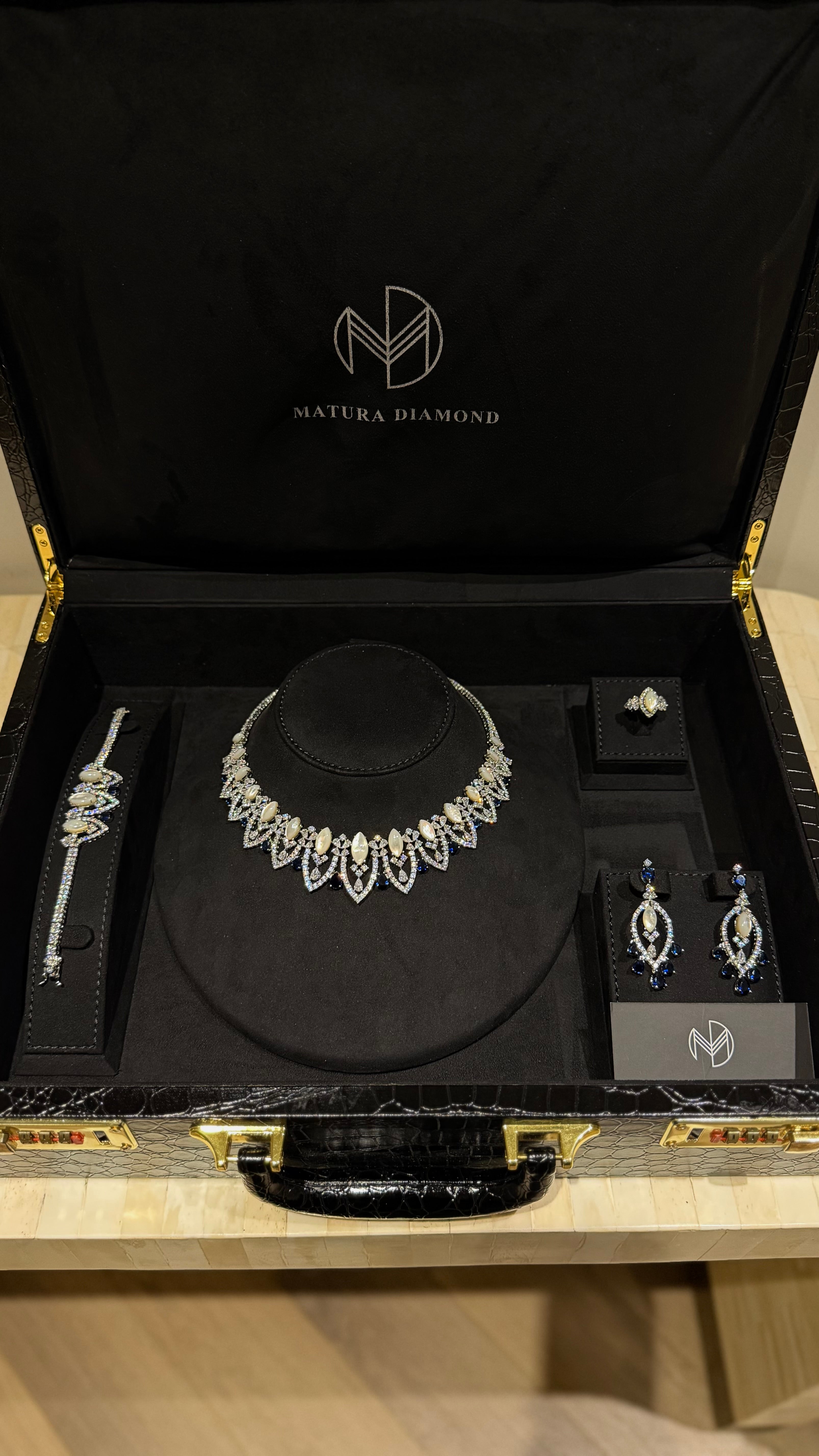 ALMAQAM | MO PEARL & WHITE