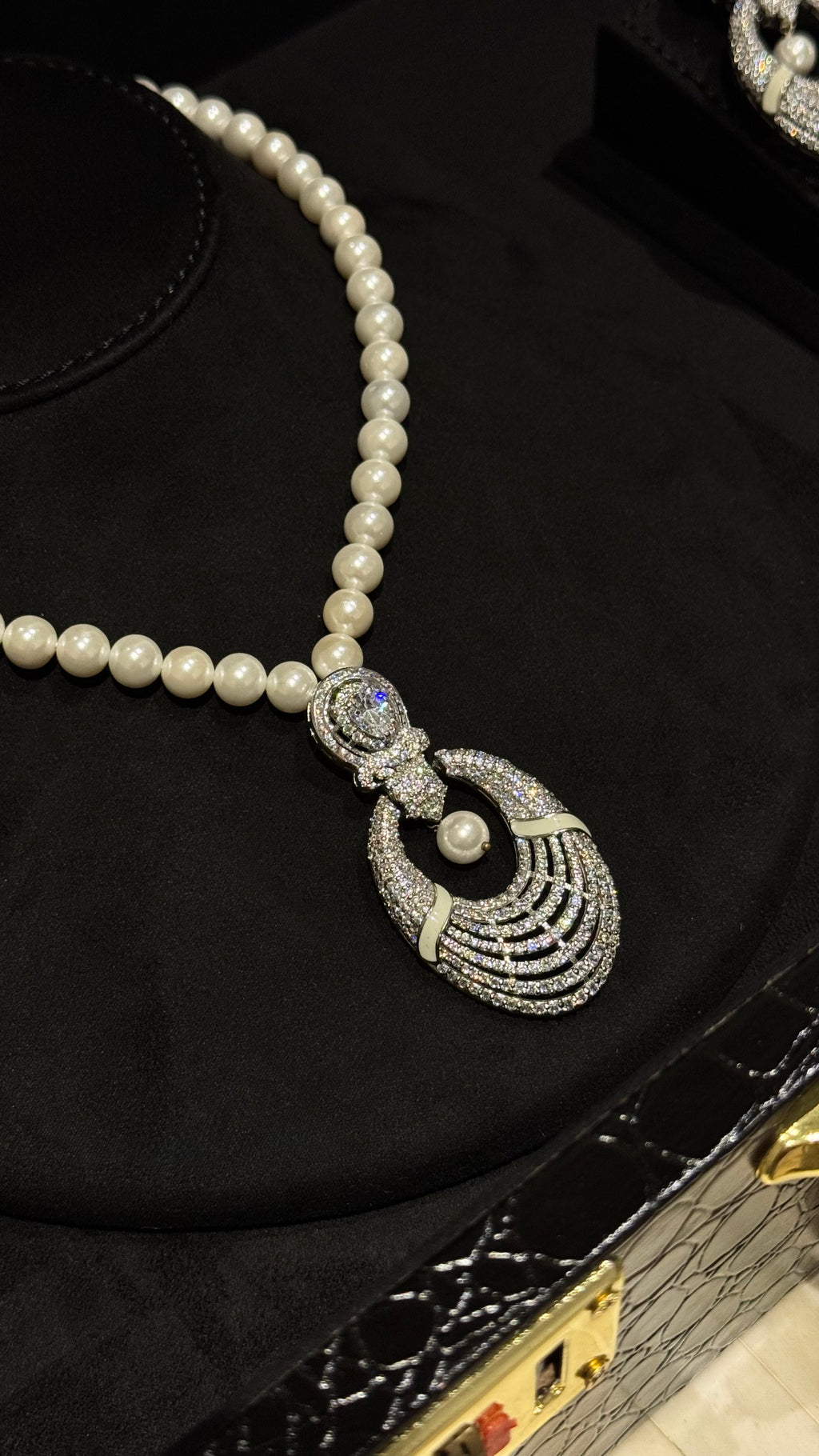 038 | SILVER & PEARLS