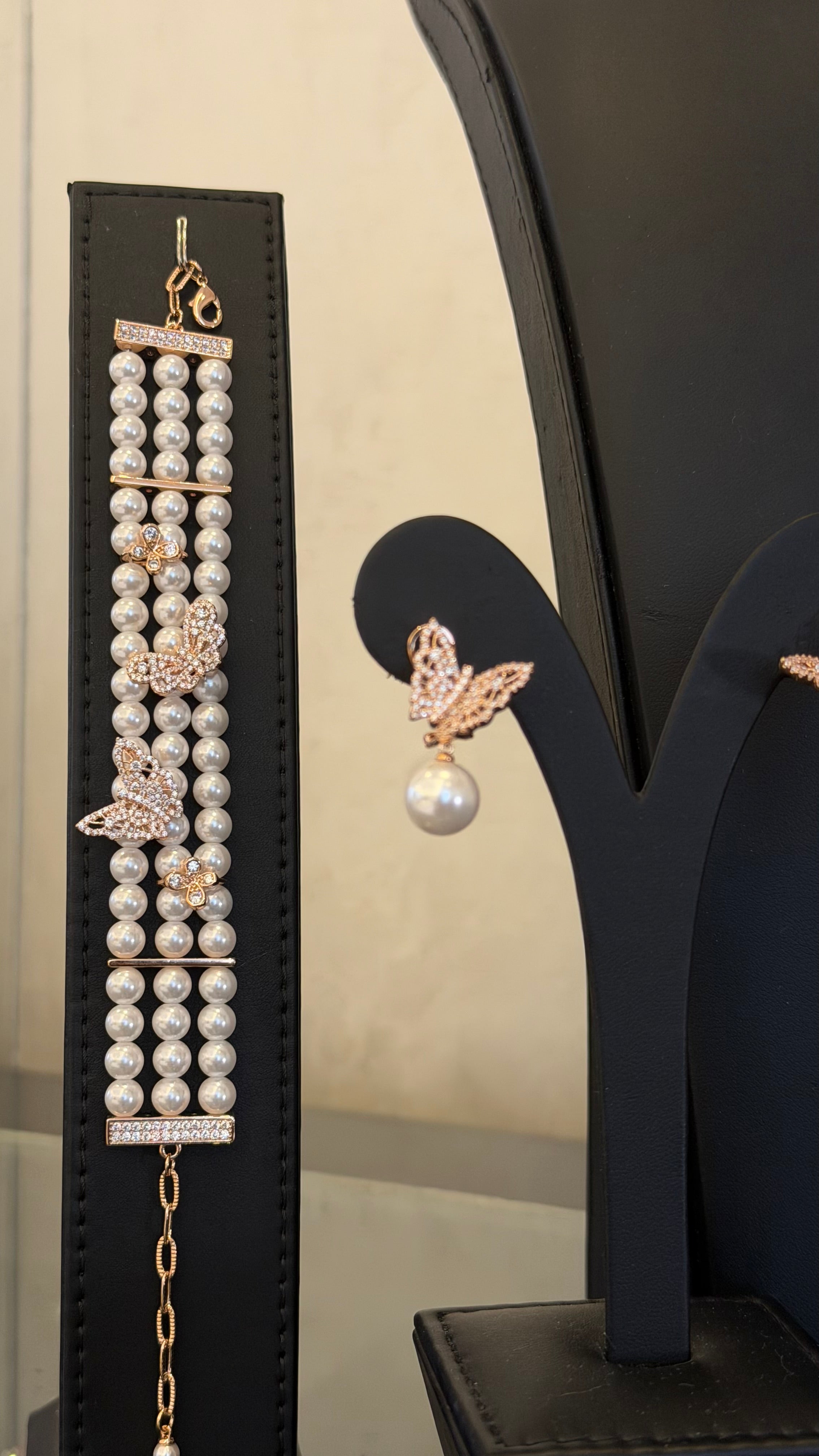 BUTTERFLY CHOKER (NO RING) | PEARLS